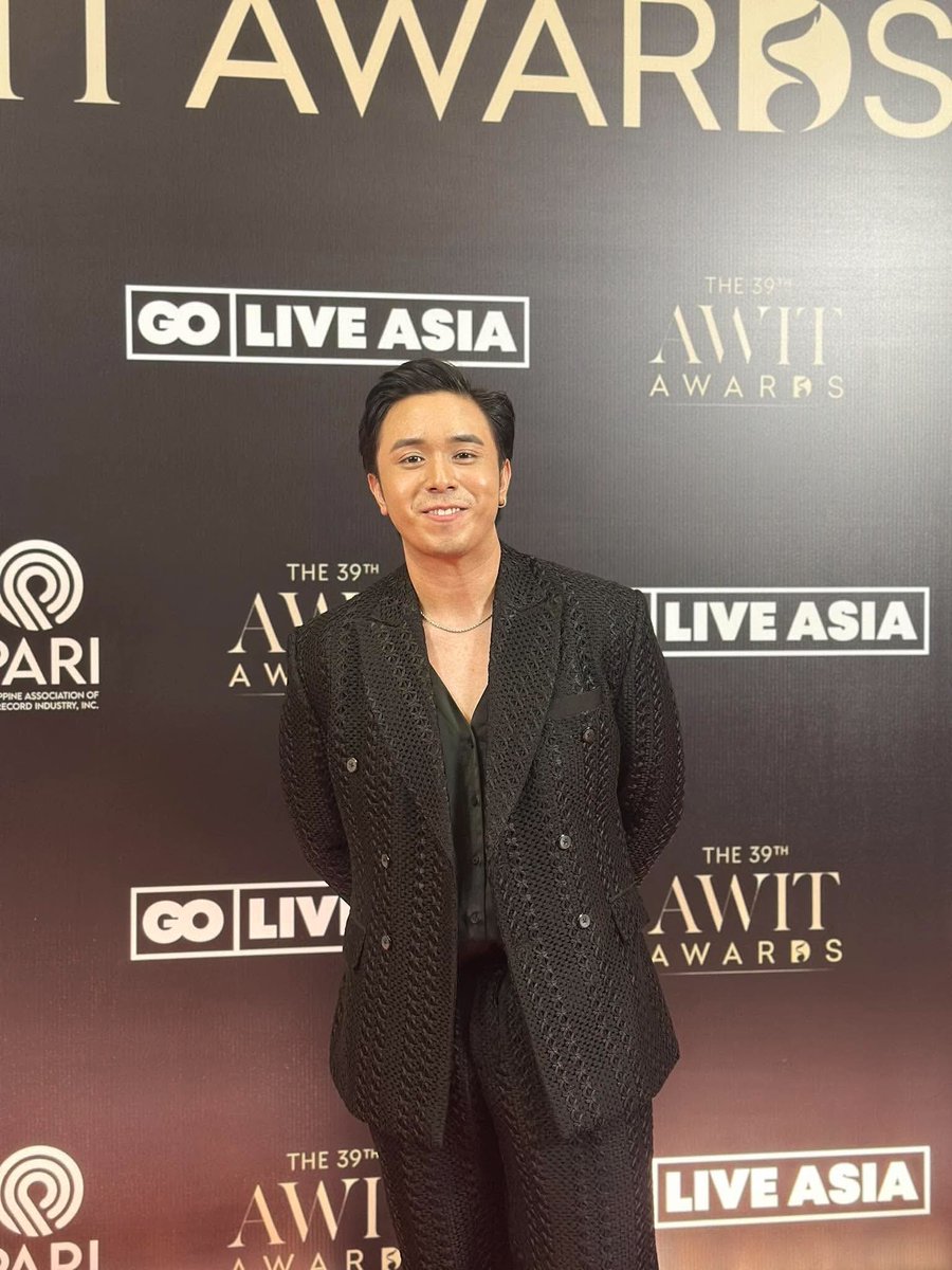 TV5PHOfficial's tweet photo. Nandito ako umiibig sa’yo, Rob 😩🎶
LOOK | All smiles si Rob Deniel as he graces the red carpet ng #39thAwitAwards!
#AwitAwardsOnePH https://t.co/yuvVSokGpk