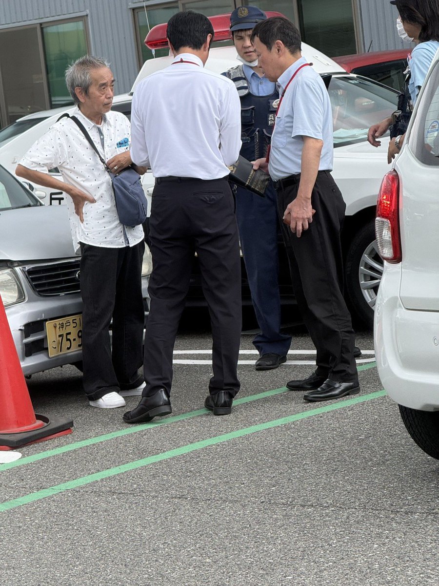 ipu240's tweet photo. 神戸にある軽自動車の検査場！
高齢者の乗る暴走車両が新車登録に来てる車両を含め10台に接触!!

#軽自動車　#検査場　#神戸  #御影　#事故　#高齢者　#暴走 https://t.co/Qa8E8SC0OM