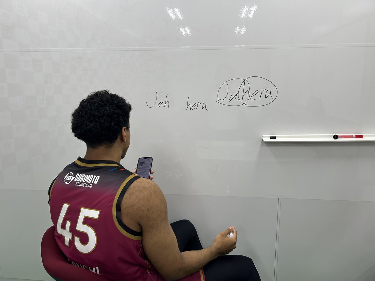 awokie's tweet photo. 千葉ジェッツ瀬川琉久選手、川崎ブレイブサンダース桶谷大ヘッドコーチ、山内琉人ジャヘル選手、京都ハンナリーズ岸本隆一選手のインタビュー記事を担当させていただきました。
(写真は山内選手の取材の一幕です。詳細は記事をご覧ください)
#aworks https://t.co/6wJfDYVttU