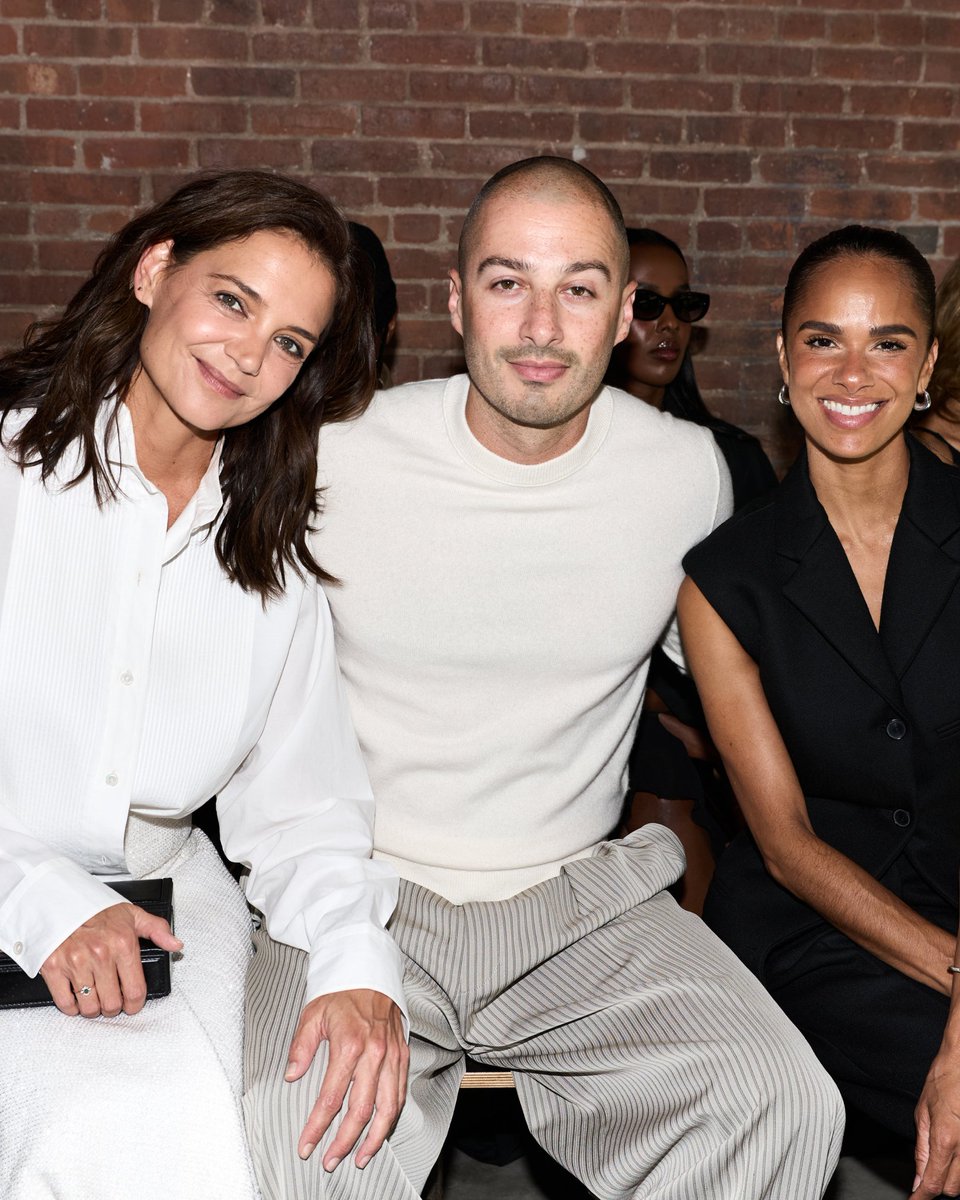CalvinKlein__JP's tweet photo. フロントロウの舞台裏。

Iris Law／アイリス・ロウ、Lila Moss／リラ・モス、Lingling Kwong／リン・リン・クォン、Katie Holmes／ケイティ・ホームズ、Jason Bard Yarmosky／ジェイソン・バード・ヤーモスキー、Misty Copeland／ミスティ・コープランド、Alexa Chung／アレクサ・チャンが、ニューヨークで開催されたCalvin Klein Collection 2027年 春のランウェイショーに来場。
