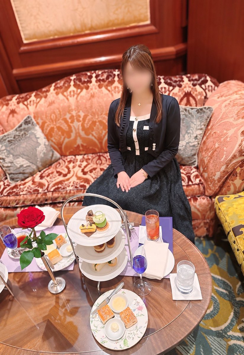 meme_hlt's tweet photo. 大好きなリッツでアフヌン🧁みるちゃんとVeronaおそろいやっと出来て嬉しかった🤍🖤大阪店も一緒に行けるの楽しみ！ https://t.co/iQXitkPXTT