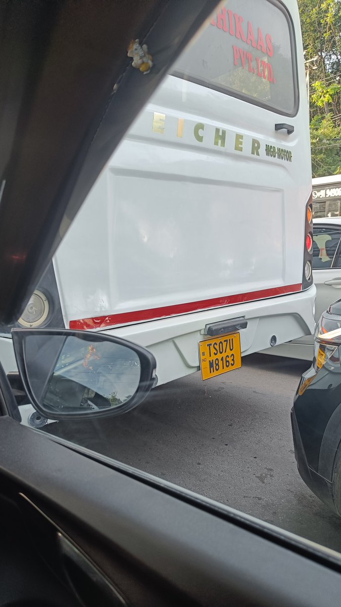 rishabhaga_'s tweet photo. @CYBTRAFFIC bus blocking free left on wipro circle. @HYDTP https://t.co/24QFpbEmt4