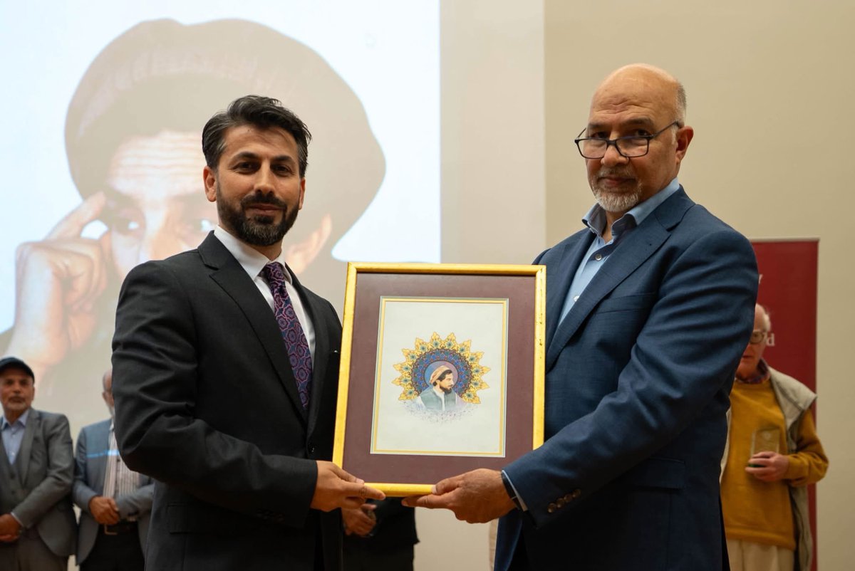 MahmoudSaikal's tweet photo. در سال هاى مقاومت اول علیه طالبان، زمانی که جنرال-قونسل افتخاری افغانستان در آسترالیا بودم، در کنار فعالیت‌هاى ديگر، با حمایت یونسکو هر سال مسابقات بزرگ ادبی و هنری برای کودکان و جوانان برگزار می‌کردیم كه پاسخى در برابر فرهنگ ستيزى طالبان بود.
در سال ۱۳۷۸ (١٩٩٩)، بسته‌ای سنگین پستى از کابل به دستم رسید؛ درون آن حدود ۳۰ اثر مینیاتوری ناب و اصل بود، يكى آن همین تابلو فرمانده عمومی مقاومت، احمدشاه مسعود. هنرمند جوان نوشته بود: "این آثار را می‌فرستم چون بیم دارم به دست طالبان افتد و آن‌ها را به‌خاطر تصاوير جاندار بسوزانند. خواهش دارم در مسابقات شامل‌شان کنید."
هویت هنرمند از طريق برادرش در خارج تثبیت شد؛ جوانى مستعد فارغ دانشگاه کابل بود. هيئت ارزيابى آثارش را وارد رقابت كرد و او برنده يك جایزه ویژه شد. بعدها نمایشگاهی از این آثار در موزیم کنبرا برگزار شد و فروش آن‌ها هزینه عروسی‌اش را در کابل تأمین کرد. چند اثر را نیز خود ما خريديم.
با تأسیس سفارت افغانستان در کنبرا در سال ۲۰۰۲، مينياتورى هايش زینت‌بخش دهلیز سفارت شدند. دو نیم ماه پیش، قبل از تعلیق فعالیت ٢٤ ساله سفارت، سفیر آقای ویسی این تابلوى قهرمان ملى را به من نشان داد و تصمیم بر آن شد که تا فعال شدن دوباره سفارت، این اثر نزد بنیاد مسعود در آسترالیا نگهداری شود.
خرسندم که شنبه گذشته، در همایش بزرگ بیست‌وپنجمین سالروز شهادت قهرمان ملی در شهر سدنى آستراليا، در ختم سخنرانى ام این اثر ارزشمند را به رئیس بنیاد مسعود در آسترالیا، آقای بلال وحید، تسلیم کردم…و مقاومت فرهنگى ادامه دارد!
@MFoundationAus