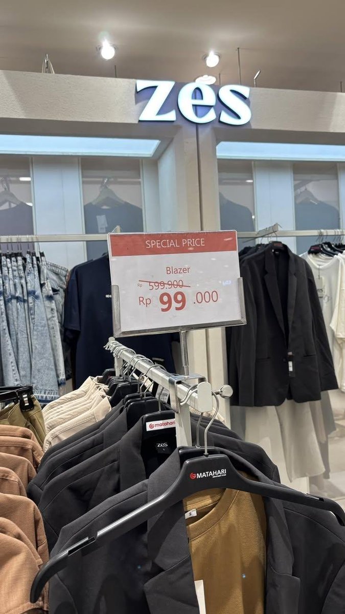 crushy153's tweet photo. Info A1 langsung dari pihak matahari ya kalo blazer yg harga aslinya 599k jadi 99k aja terus ada promo kaosnya juga cuma 69k🥹 ini list toko matahari dibeberapa kota ya yang stocknya masih ada, gimana kota kalian ada promonya juga gak?? https://t.co/9nr96LGseS