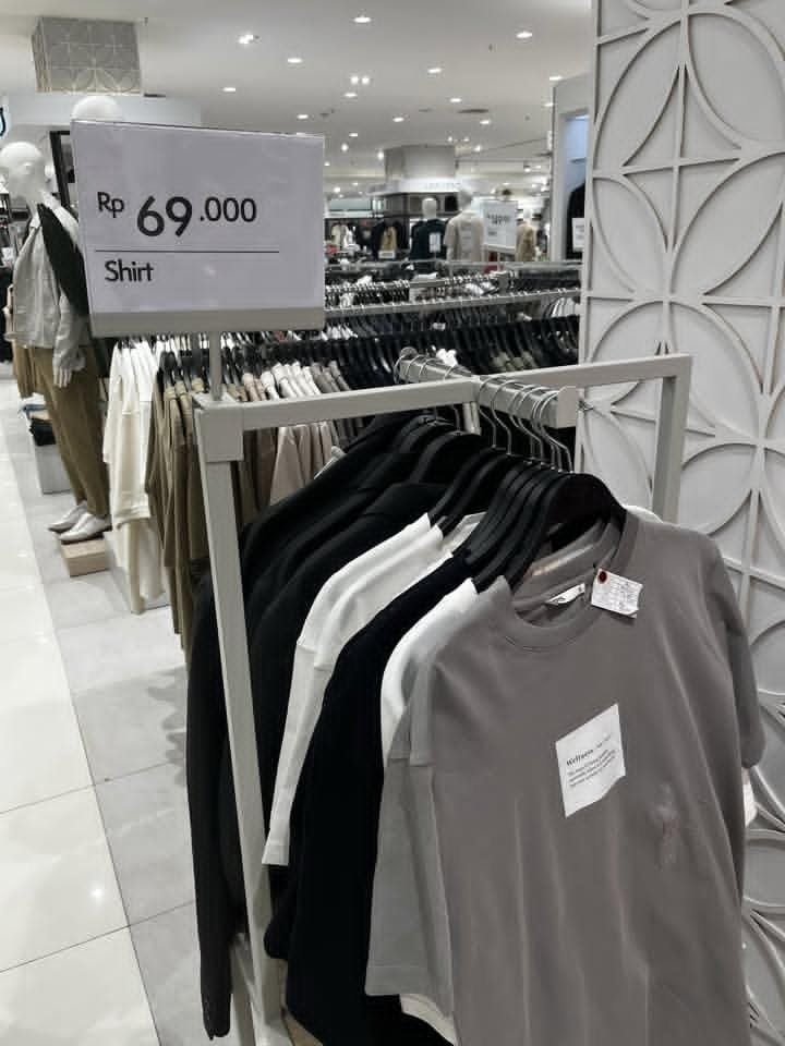 crushy153's tweet photo. Info A1 langsung dari pihak matahari ya kalo blazer yg harga aslinya 599k jadi 99k aja terus ada promo kaosnya juga cuma 69k🥹 ini list toko matahari dibeberapa kota ya yang stocknya masih ada, gimana kota kalian ada promonya juga gak?? https://t.co/9nr96LGseS