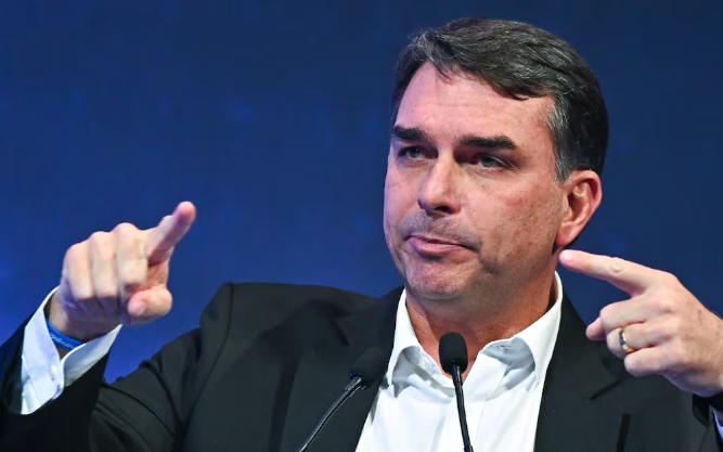MenaoPower's tweet photo. Flávio Bolsonaro ha venido recortando distancias y aparece por primera vez por delante del presidente en un escenario de segunda vuelta. 42 % contra 40 % significa empate técnico por el margen de error la encuesta.
#menaopower #Brasil #FlavioBolsonaro 
Con información de EFE https://t.co/4J8fhFDDJC