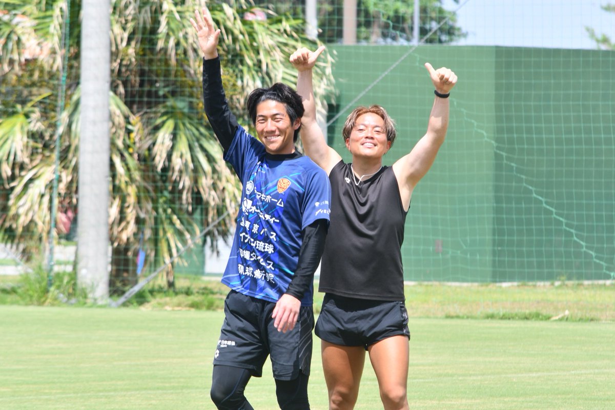 fcr_info's tweet photo. 📢｜公開練習＆ファンサービスDAY☀️

明日16日は今月初の公開練習日🗓
連戦の過密日程が終わり､滋賀戦に向けて
ぜひエールを直接選手たちへ🤲

選手･皆さまの暑さ対策のため
ファンサービスは施設内にて実施します🎐
練習後､スタッフの指示誘導に従い
速やかな移動にご協力をお願いします🙇‍♂️

🗓9/16(水)8:30~📍具志頭
▶ https://t.co/hODwciKyZj

⚠️公開練習:写真撮影可､動画撮影不可
⚠️練習内容に関するSNS投稿はお控えください
▶ https://t.co/wSeov9pQWp

#FC琉球