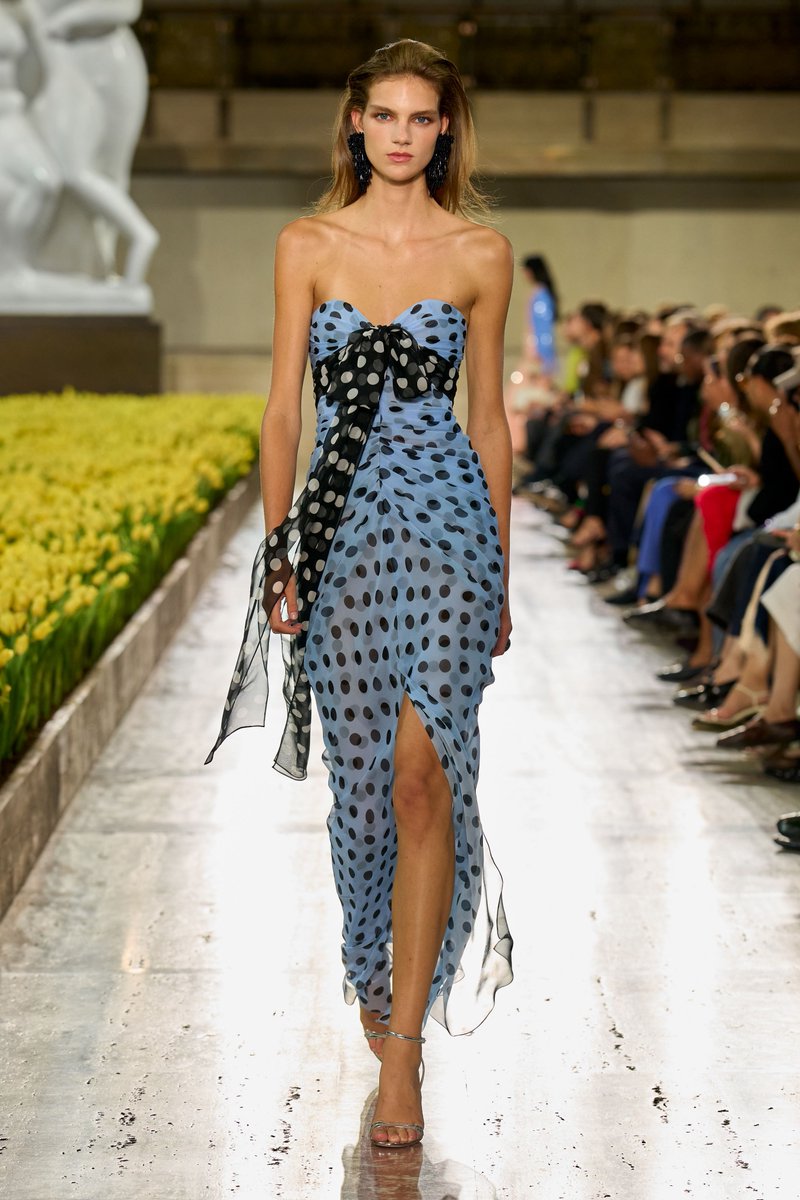 itgirlbackup's tweet photo. Polka dots forever @ Carolina Herrera ss27 https://t.co/Qf4DI5Wnmo