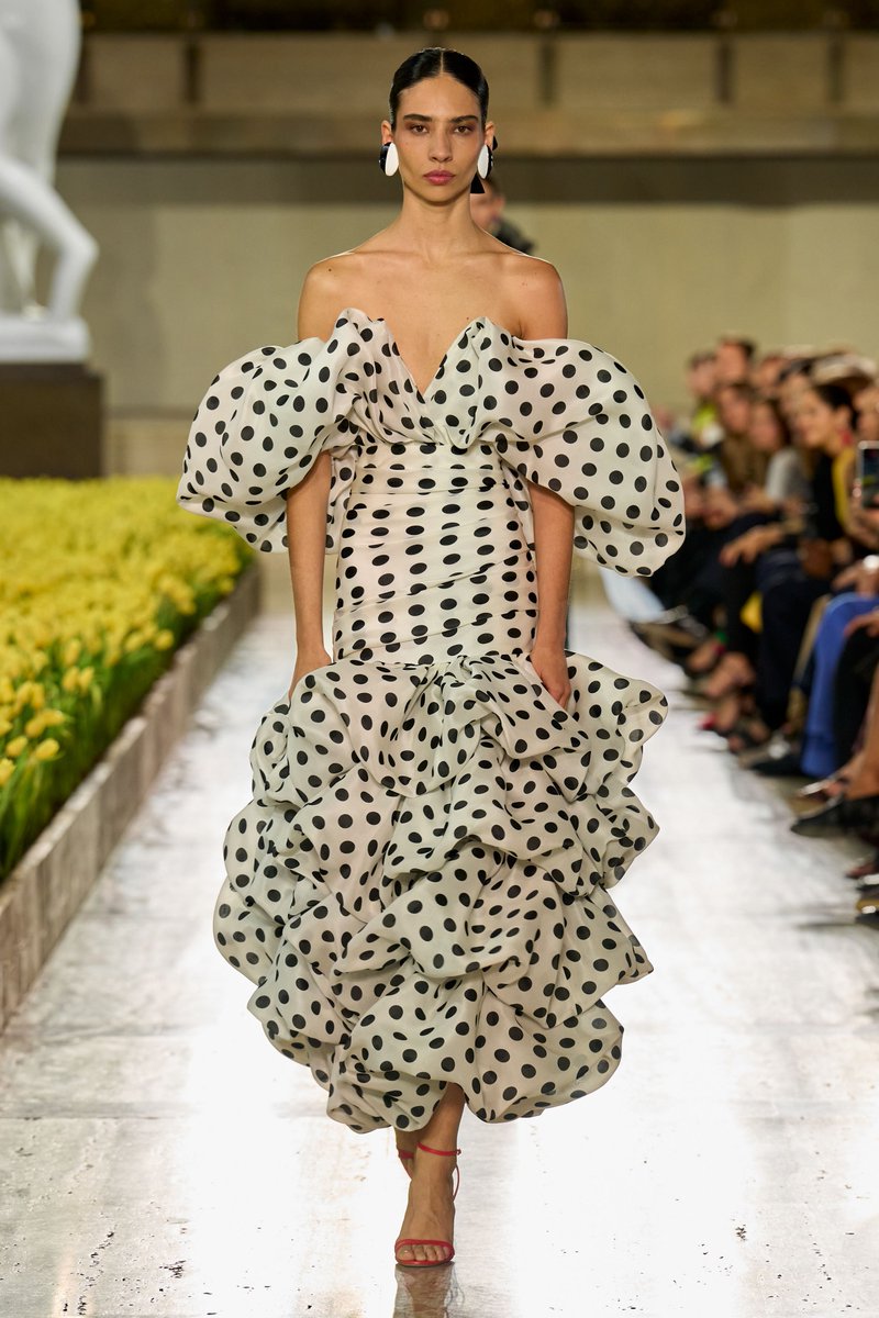 itgirlbackup's tweet photo. Polka dots forever @ Carolina Herrera ss27 https://t.co/Qf4DI5Wnmo