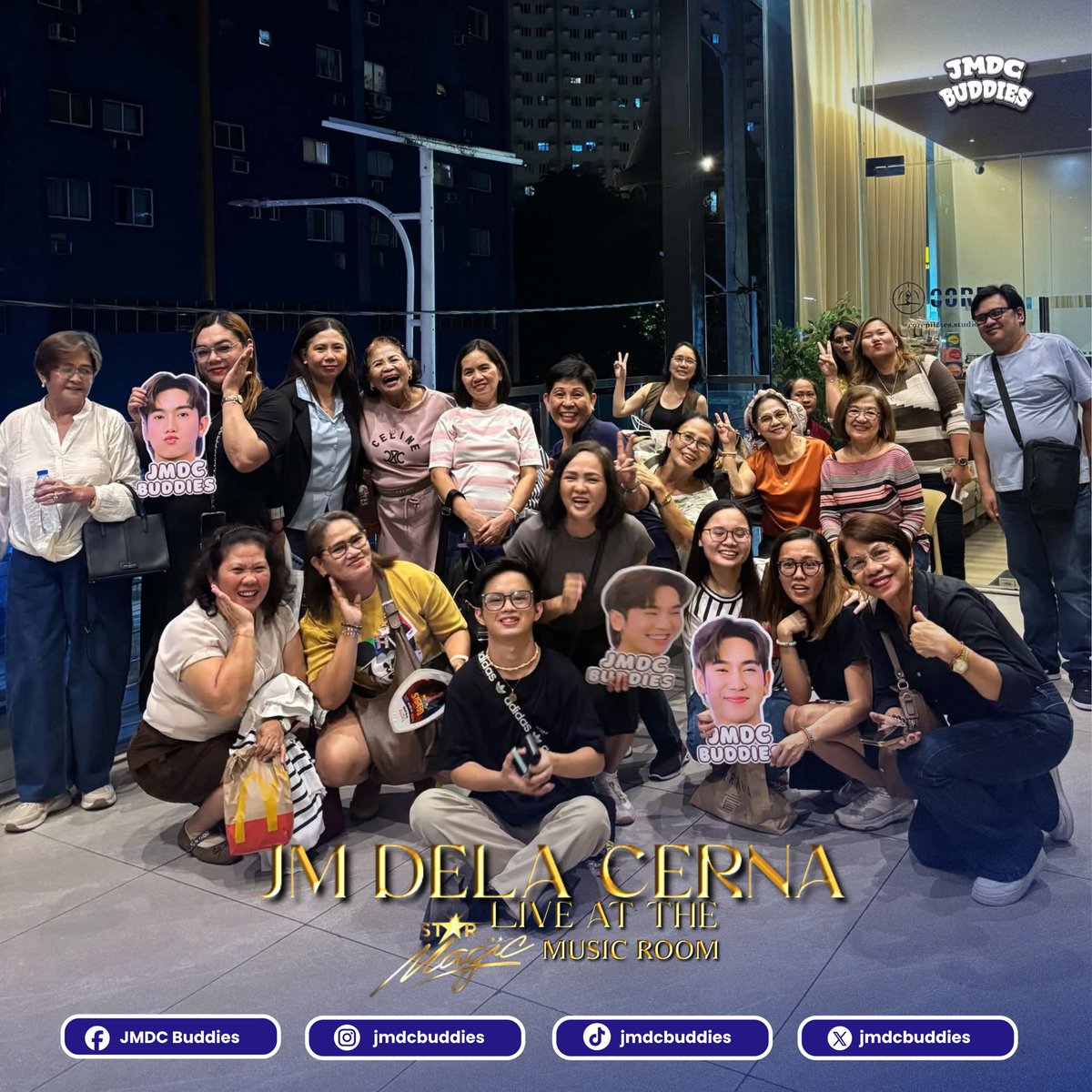jmdcbuddies's tweet photo. 🚨𝐓𝐇𝐄 𝐉𝐌𝐃𝐂 𝐂𝐑𝐎𝐖𝐃 𝐇𝐀𝐒 𝐀𝐑𝐑𝐈𝐕𝐄𝐃! 🔥

Sintras up, bubble heads ready, and the JMDC crowd is officially lined up at Noctos! 🤍 The excitement was already HIGH even before the night started!

We came ready to cheer, sing along, and show our JM Dela Cerna just how much love and support he has from his people. 🫶🏻

JM, LOOK WHO’S HERE FOR YOU! 👀🔥

LET’S GOOOO! 🎤✨

#JMDCBuddies #JMDelaCerna #SMMR #StarMagicMusicRoom