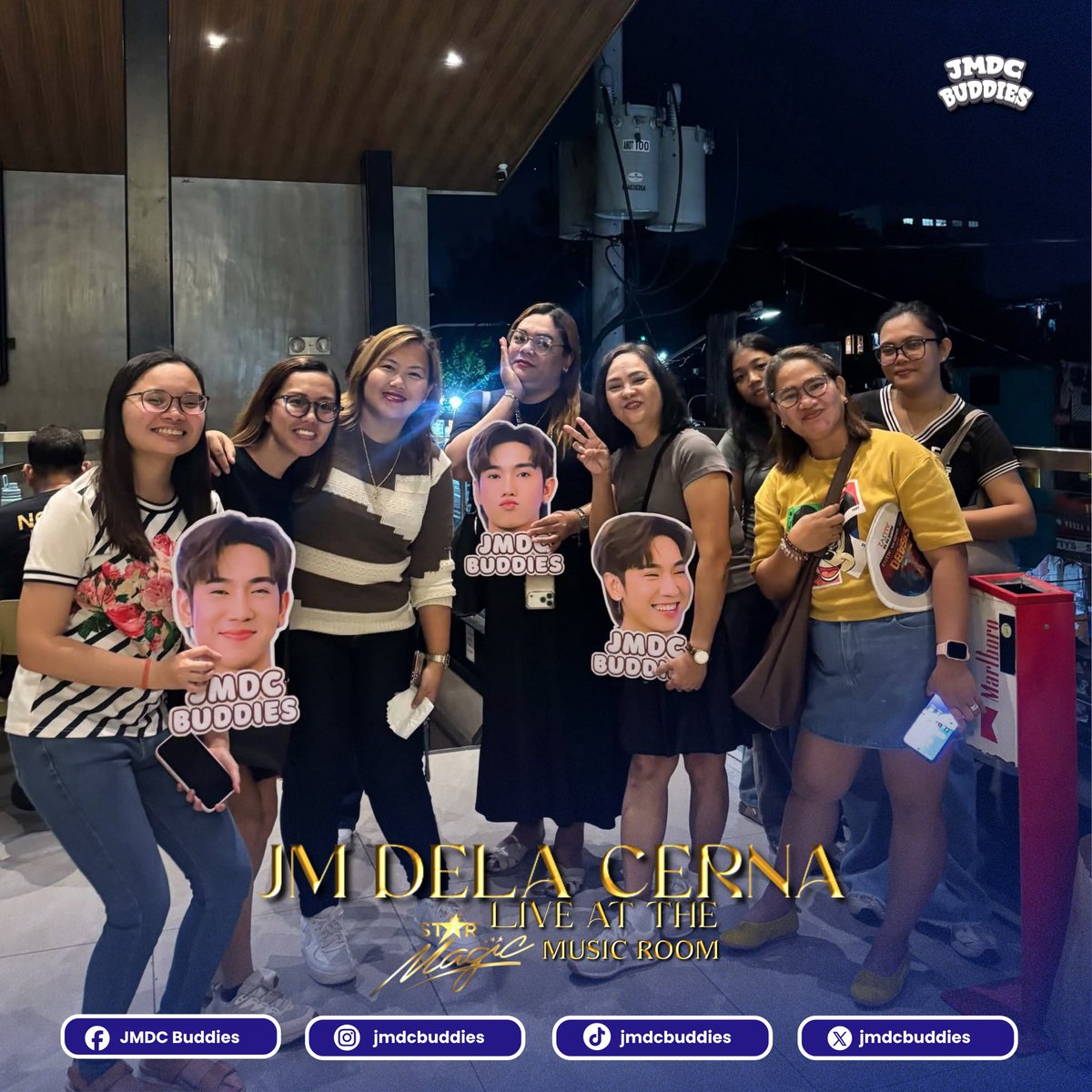 jmdcbuddies's tweet photo. 🚨𝐓𝐇𝐄 𝐉𝐌𝐃𝐂 𝐂𝐑𝐎𝐖𝐃 𝐇𝐀𝐒 𝐀𝐑𝐑𝐈𝐕𝐄𝐃! 🔥

Sintras up, bubble heads ready, and the JMDC crowd is officially lined up at Noctos! 🤍 The excitement was already HIGH even before the night started!

We came ready to cheer, sing along, and show our JM Dela Cerna just how much love and support he has from his people. 🫶🏻

JM, LOOK WHO’S HERE FOR YOU! 👀🔥

LET’S GOOOO! 🎤✨

#JMDCBuddies #JMDelaCerna #SMMR #StarMagicMusicRoom