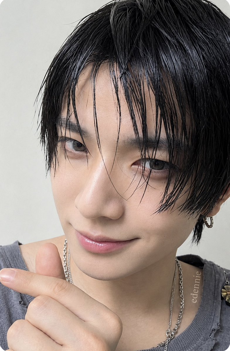 OTANIME_29's tweet photo. Evan Death of me Photocard scan - YouTube gift Pob https://t.co/aWmumaLh9O