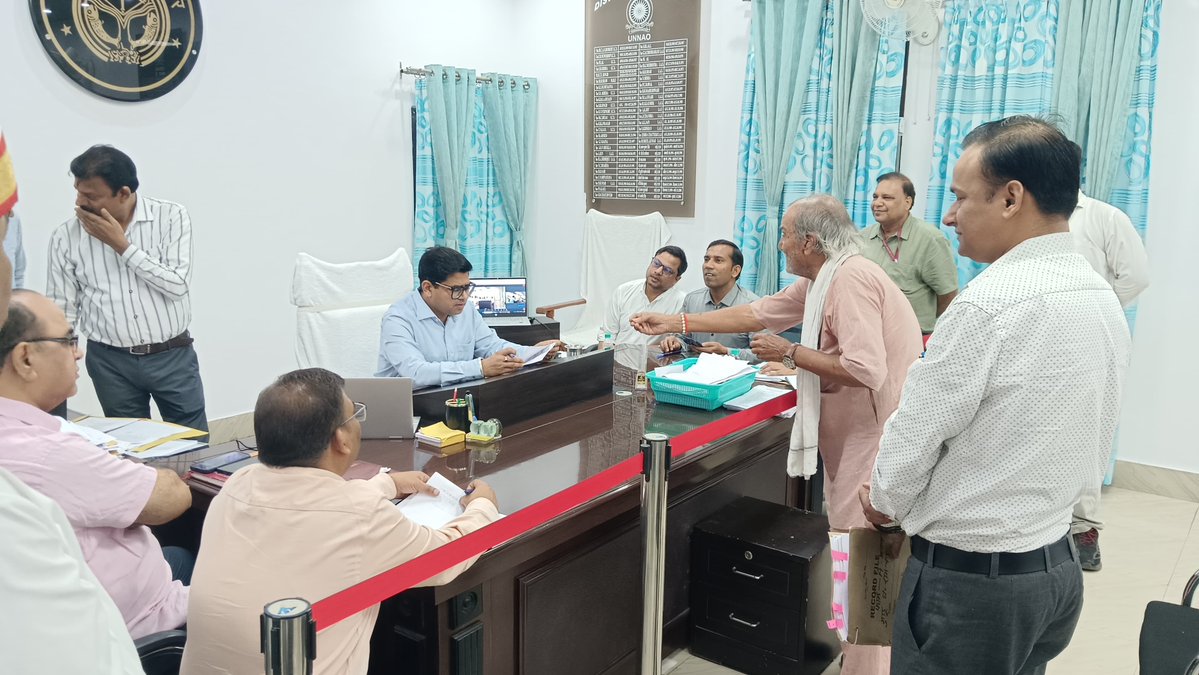 dmunnao's tweet photo. कलेक्ट्रेट कार्यालय में जनता दर्शन में जनपद के विभिन्न क्षेत्रों से आने वाले फरियादियों की शिकायतों को सुना और सम्बन्धित अधिकारी को फोन कर प्रकरणों की जांच कर समय बद्ध और गुणवत्ता पूर्ण निस्तारण किये जाने के निर्���ेश सम्बन्धित अधिकारी को दिए। @UPGovt @Manojkmr_singh @InfoDeptUP https://t.co/z5bA3Em9GV