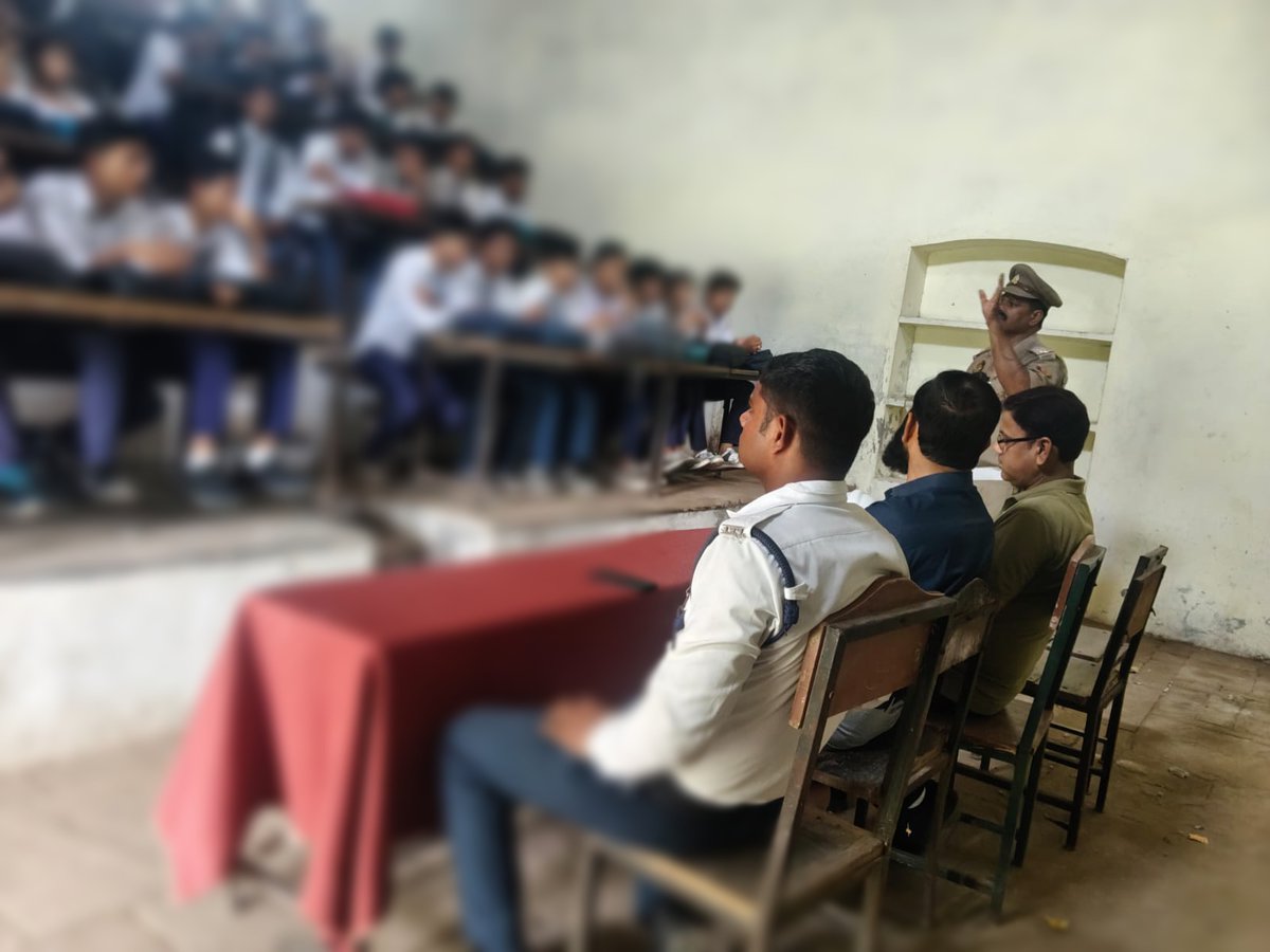 Budauntraffic's tweet photo. #SSP @budaunpolice के निर्देशन में @Budauntraffic द्वारा स्कूली छात्रों को यातायात नियमों के बारे में बताकर जागरूक किया गया एवं पालन करने हेतु प्रेरित किया गया । https://t.co/ZP9954lXJ7