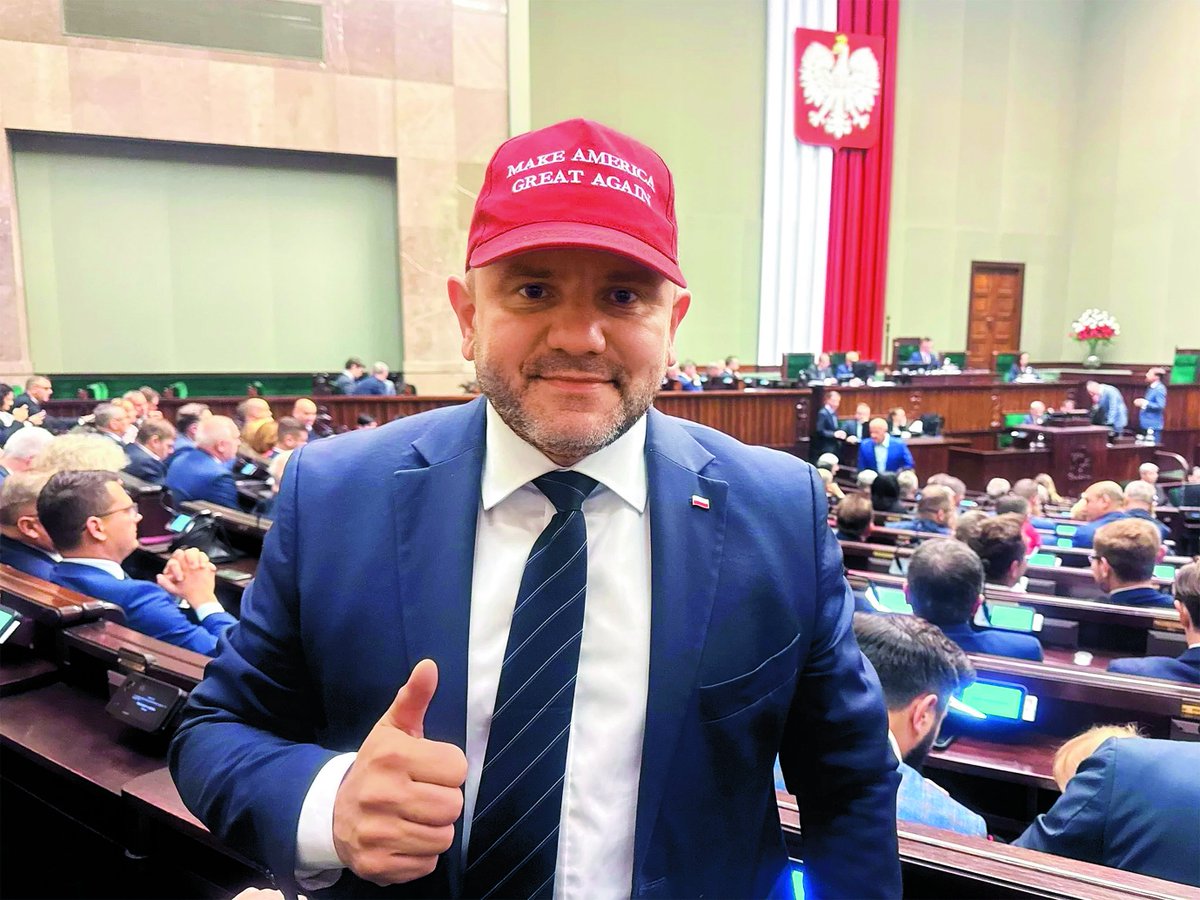 PawelObelt's tweet photo. @pobozy Ja myślę o poslach pisu klaszczących Donald trump Donald trump bo to dzięki niemu mamy takie ceny na stacjach 💁 czy nawrocki już podziękował trumpwi ? https://t.co/14akk51evD