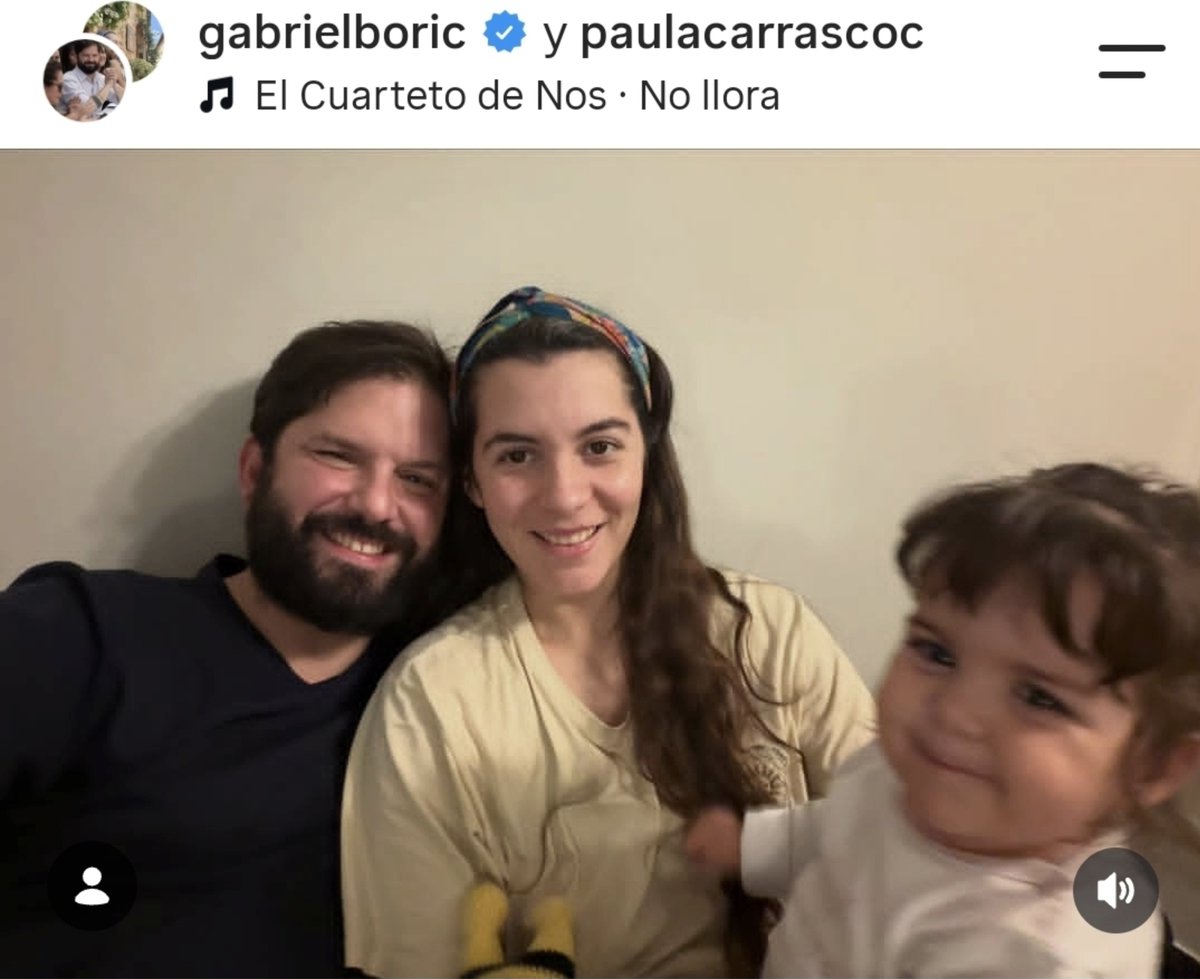 RobertoMerken's tweet photo. 🔴 En medio de tanta política pequeña, esto también importa.

La hija de Gabriel Boric y Paula Carrasco estuvo una semana hospitalizada por una neumonía. Hoy está en casa, recuperándose.

Y ellos decidieron agradecer públicamente, uno por uno, a quienes la cuidaron.

Médicas, enfermeras, TENS, auxiliares, kinesiólogas, fonoaudiólogas, nutricionistas, psicólogas…

Hay problemas, listas de espera y carencias que enfrentar. Pero también hay miles de funcionarios que todos los días sostienen nuestra salud pública.

Cuidar a quienes nos cuidan también es defender Chile.