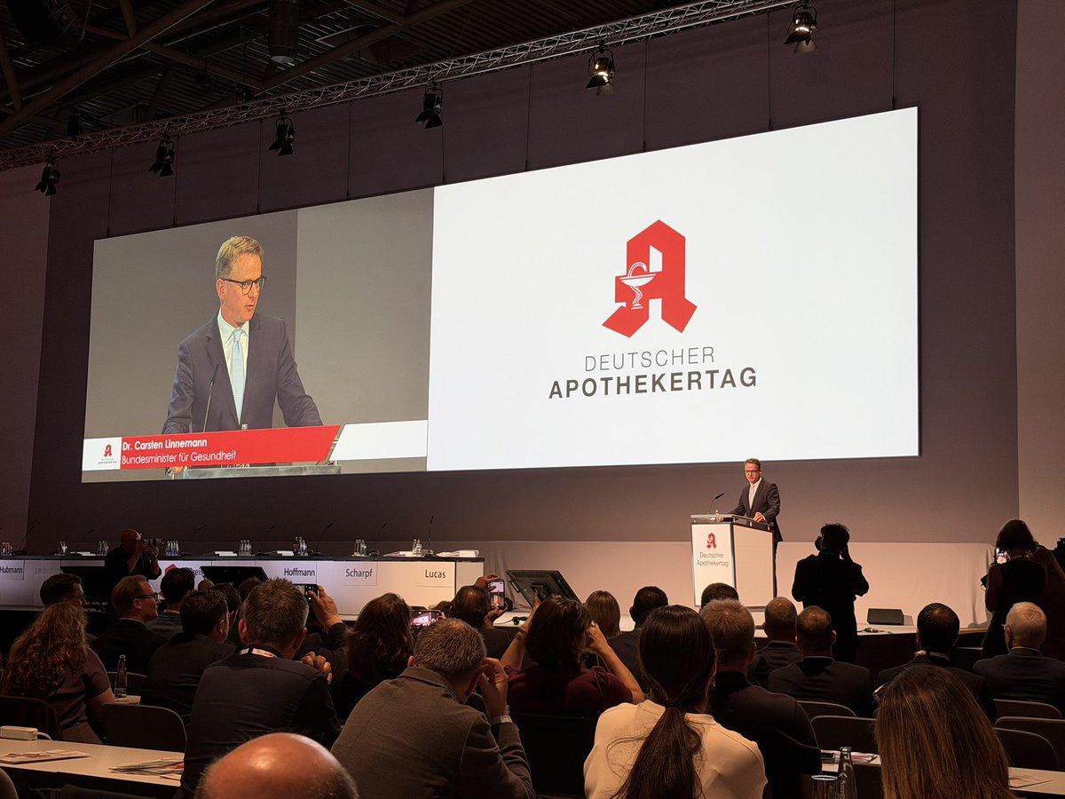 __wft__'s tweet photo. Herr Linnemann spricht. Er hat Herrn Dr. Kippels (parlamentarischer Staatssekretär im BMG dabei. 

Er spricht von der Verbandelung der Apotheken mit der Bevölkerung. #DAT #expopharm https://t.co/A0JbY8C7Tu