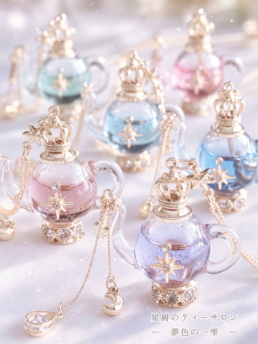 yukisiiro's tweet photo. 新作✨️
🌙*·̩͙星屑のティーサロン ― 夢色の一雫 ―🌙*·̩͙

星屑をひと匙、夢を一雫。
月明かりの下でそっと淹れた…夢色に揺らめく小さなティーポット𓂃🌙✨

紅茶に見立てた中身の液体は動きます💜
雫のジルコニアがキラリと輝くお洒落で豪華なネックレスです✨️ https://t.co/f1sDqU830w