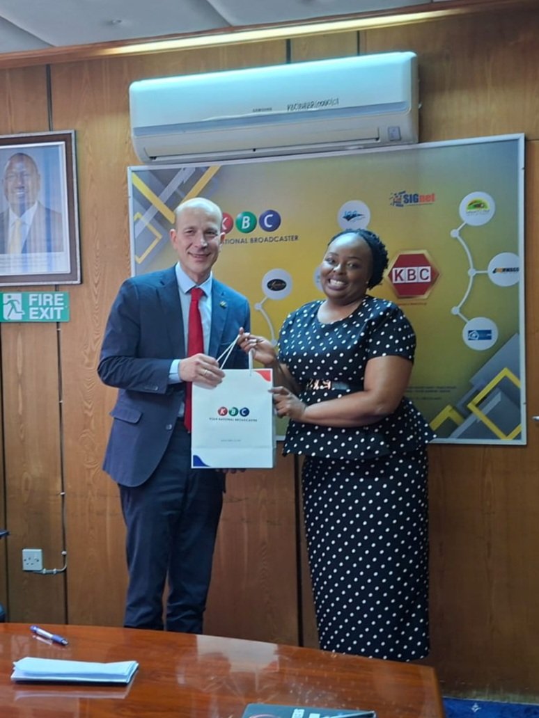 EUAmbKenya's tweet photo. 🇪🇺🫱🏻‍🫲🏾🇰🇪
This morning I visited KBC.

Asante sana kwa kunikaribisha na kwa mjadala mzuri.

Reliable information &amp; public broadcasters are important to protect our democracies https://t.co/cTKQtlE1En