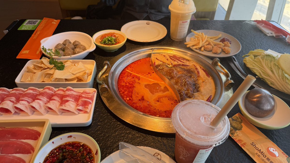 woowaryn's tweet photo. 조이시티몰

Lelecha, 훠거熊喵来了火锅(烟台芝罘万达店)

훠거가 특별히 맛있는건 못느꼈고 그냥 하이디라오 고기 1판 가격에 고기 3판을 먹을 수 있는게 좋은것같아염

전 날 남긴 과일 가져와서 같이 먹었어용 https://t.co/Sq4xRcXwqm