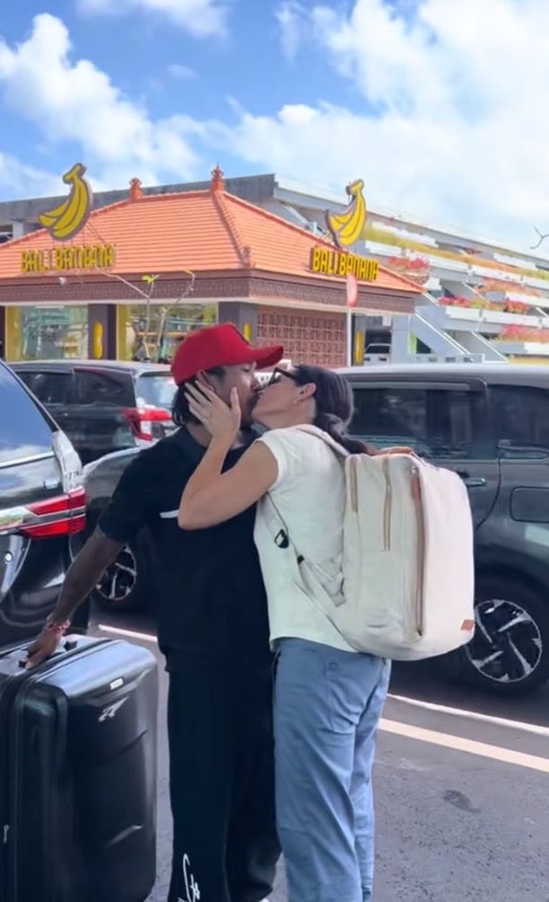 bavtrasss's tweet photo. Ewhhh gigolo suka main bule, amot" kena penyakit, cowo" disana suka jual diri kah izin bertanya??

Pantesan hina kemaluan lokal, dia dihidupin sama bule wkwkwk. Ada orang bali begini ternyata baru tau😂😂 https://t.co/Hi82NvTJFs