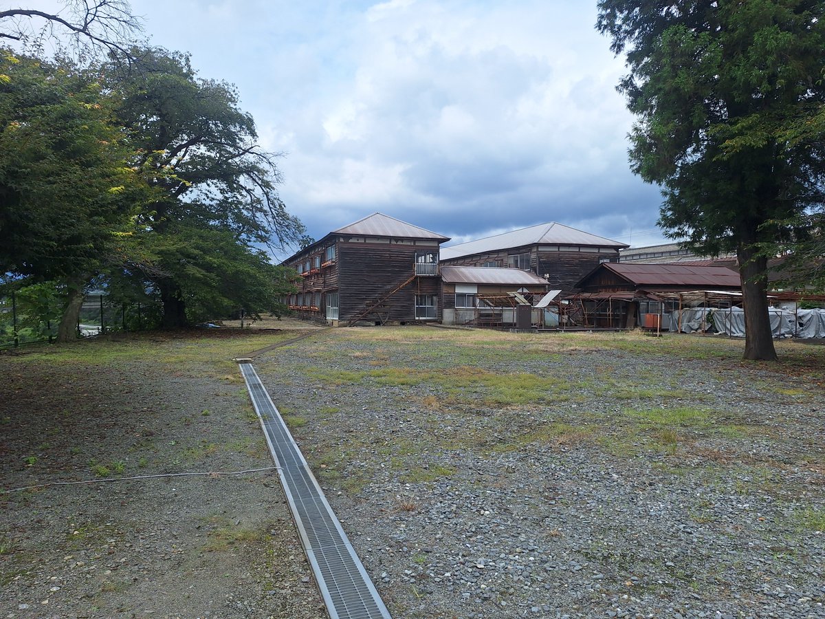 hide08277197's tweet photo. 富岡製糸場
官から民間への歴史の説明と遺構の残り具合はさすが世界遺産
土曜日だったので午前中にもかかわらずそこそこの人手でした
カメラのバッテリー切れなので携帯での写真です https://t.co/qbBdKOu2om