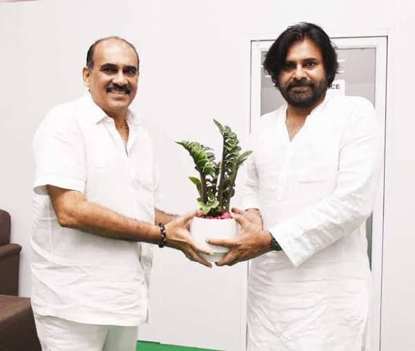 AjayaKumarJSP's tweet photo. కొంత మంది యూట్యూబర్లు ఎవరి ప్రోద్భలంతోనో, లేదా ఏ లాభం కోరి ఇటువంటి వార్తలు వ్రాస్తున్నారో తెలియదుకానీ, బాలినేని శ్రీనివాస్ గారి మీద వారు చేసే ఈ అబద్ధపు, విష ప్రచారాన్ని నేను తీవ్రంగా ఖండిస్తున్నాను. బాలినేని గారు మా జనసేన పార్టీలో చేరిన మరుసటి రోజు నుంచే ఆయన మీద ఈ ప్రచారం మొదలు పెట్టారు. ఆయన జనసేన పార్టీలో ఎక్కువ రోజులు ఉండరు అని ఒకరు, ఆయన వైకాపా కొవర్ట్ అని మరొకరు....ఇలా ఎవరికి తోచినరీతిలో వారు మాట్లాడుతున్నారు. ఇప్పుడు గత కొద్ది రోజులుగా, బాలినేని గారు బెంగుళూరులో జగన్ మోహన రెడ్డి గారిని కలిసినట్టు, తిరిగి వైకాపా లోకి వెళ్తునట్టు ఒక అబద్దపు, విషపూరితమైన ప్రచారము మొదలుపెట్టారు. ఈ ప్రచారం ఒక రాజకీయ పక్షానికో లేదా ఒక వర్గానికో కొమ్ము కాసే చానల్స్ చేస్తున్నాయని సులభంగా అర్ధమవుతున్నాది. 
ఎందుకంటే, బాలినేని గారు జగన్ ని కలిసిందీ లేదు, అసలు జనసేన పార్టీని వదలాలి అనే ఆలోచనాలేదు. ఈ మాట నేను చాలా భాద్యతతో మాట్లాడుతున్నాను. 
బాలినేని గారు రాజకీయంగా ఒక పెద్దస్ధాయి ఉన్న నాయకుడు. ఇటువంటి నాయకుడు జనసేన పార్టీ ఎదుగుదలకు చాలా అవసరం అని ఎంతో మక్కువతో స్వయానా మన అధ్యక్షులు శ్రీ పవన్ కళ్యాణ్ గారు ఆహ్వానించి పార్టీలో చేర్చుకున్నారు. 
బాలినేని గారికి పవన్ కళ్యాణ్ గారంటే చాలా గౌరవం, ఇష్టం కూడా. పవన్ కళ్యాణ్ గారిలాంటి వ్యక్తి మన రాష్రానికి నాయకత్వం వహిస్తే, దేశ రాష్ట్రాలలో మన రాష్ట్రం ఉన్నత స్ధాయిలో ఉంటుంది అని గాఢంగా నమ్మే వ్యక్తి బాలినేని గారు. అలాగే జనసేనా పార్టీ కార్యకర్తలకు కూటమి ప్రభుత్వంలో తగిన న్యాయం జరిగే విధంగా నిబద్ధతతో, నిబ్బరంగా కార్యకర్తల పక్షాన నిలబడే ధైర్యం ఉన్న వ్యక్తి బాలినేని గారు. అందుకనే అటు విపక్షాలు, ఇటు స్వపక్షంలోని కొన్ని వర్గాలు ఆయన మీద ముప్పేట దాడి చేస్తూనే ఉన్నాయి. 
ఎవరేమనుకున్నా, ఎవరు ఎన్ని కుతంత్రాలు చేసినా, బాలినేని గారు మాత్రం పవన్ కళ్యాణ్ గారి నాయకత్వంలో జనసేన పార్టీ లో ఒక బలీయమైన నాయకుడుగా పార్టీకి, మన రాష్రానికి సేవలు అందించడం ఖాయం, ఇది తధ్యం.
@PawanKalyan @NagaBabuOffl @itsRamTalluri 
@balineni_vasu @JanaSenaParty @JSPShatagniTeam
@JSPVeeramahila