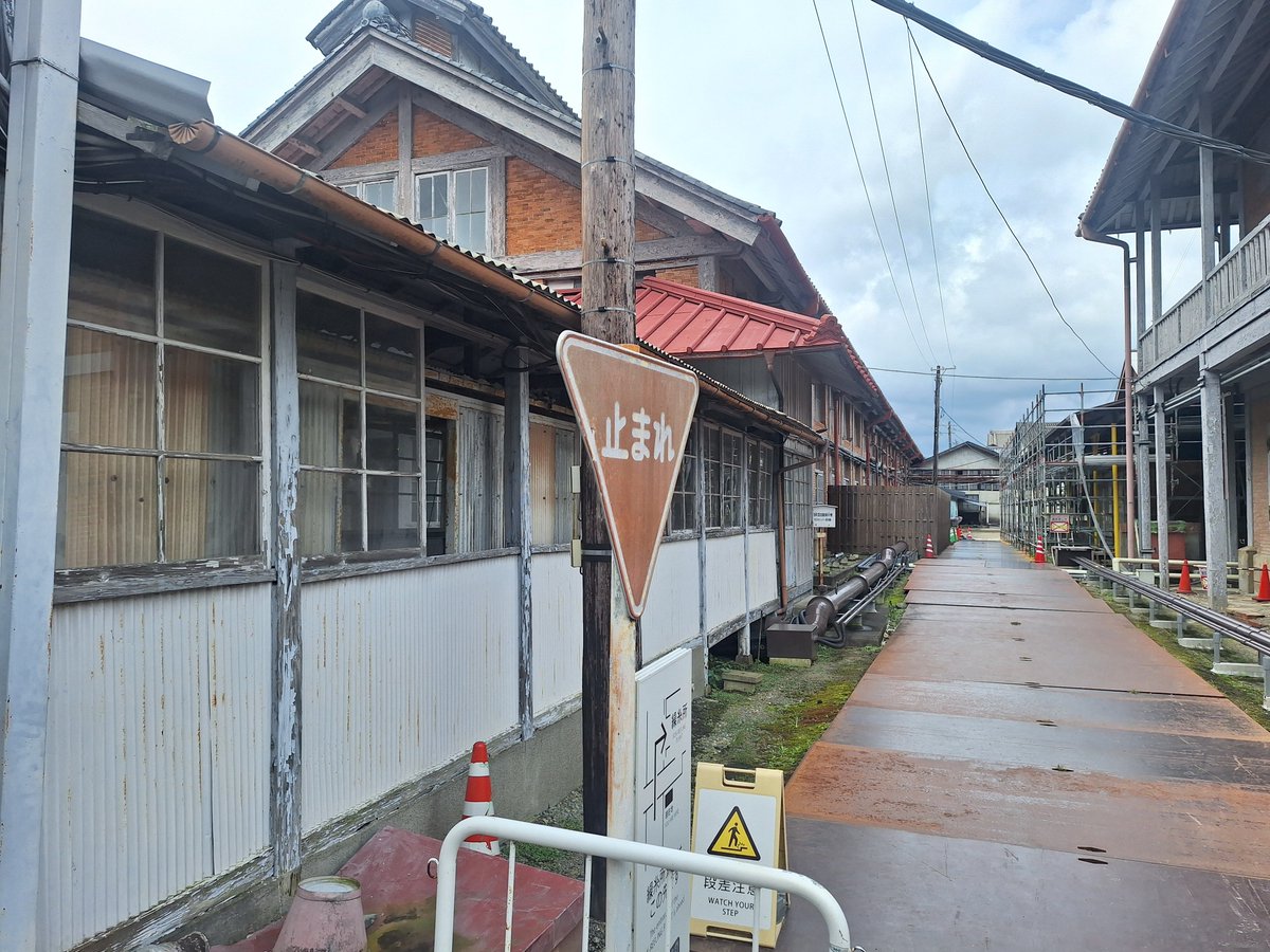 hide08277197's tweet photo. 富岡製糸場
官から民間への歴史の説明と遺構の残り具合はさすが世界遺産
土曜日だったので午前中にもかかわらずそこそこの人手でした
カメラのバッテリー切れなので携帯での写真です https://t.co/qbBdKOu2om