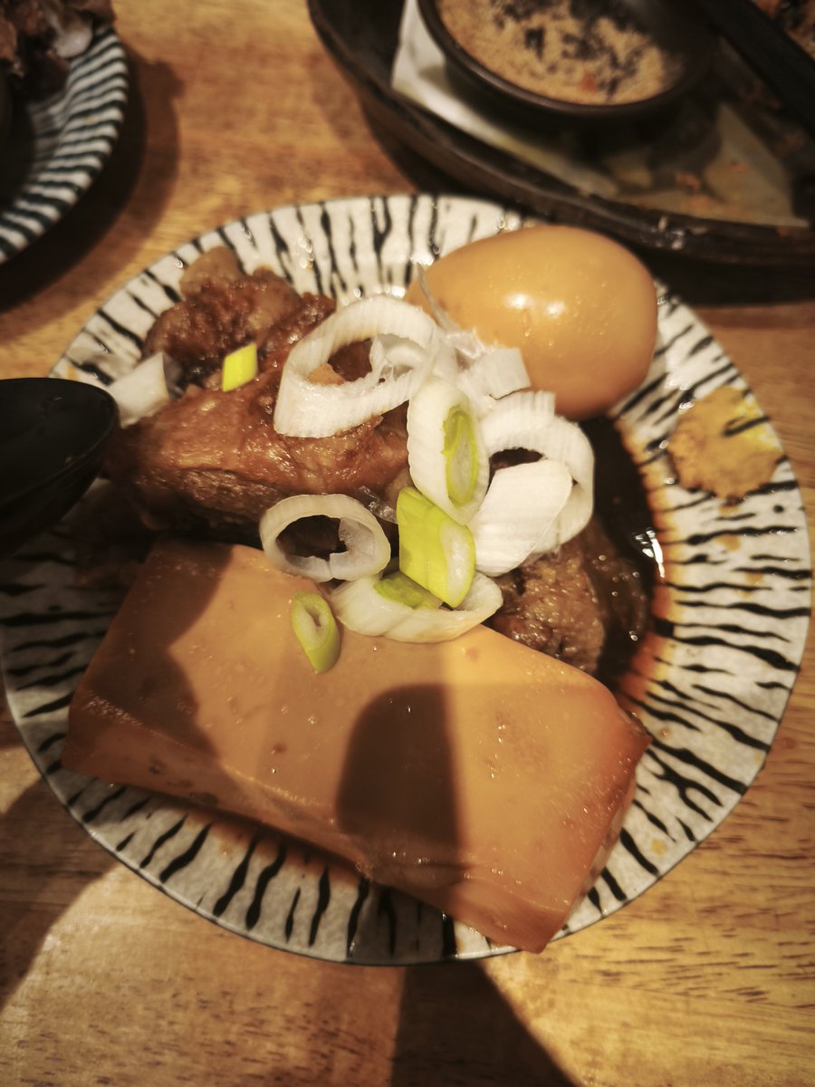 IwashiHuman's tweet photo. 肉豆腐初めて頼んだけどまさか浅い皿でくるとは https://t.co/8pGpQhhCu3