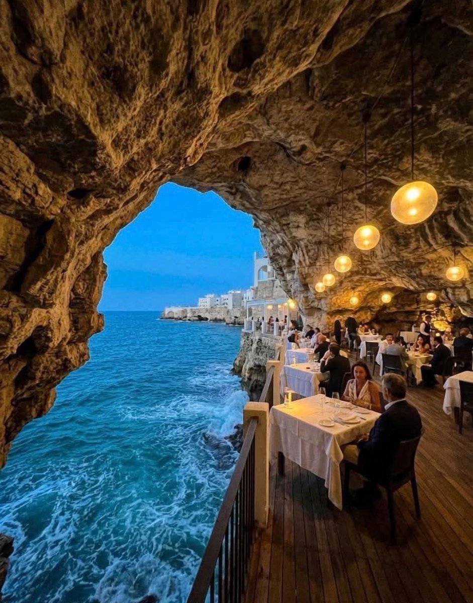 naturalbeautyi7's tweet photo. Polignano a mare, Italy 🇮🇹 https://t.co/KXwhToo7UZ