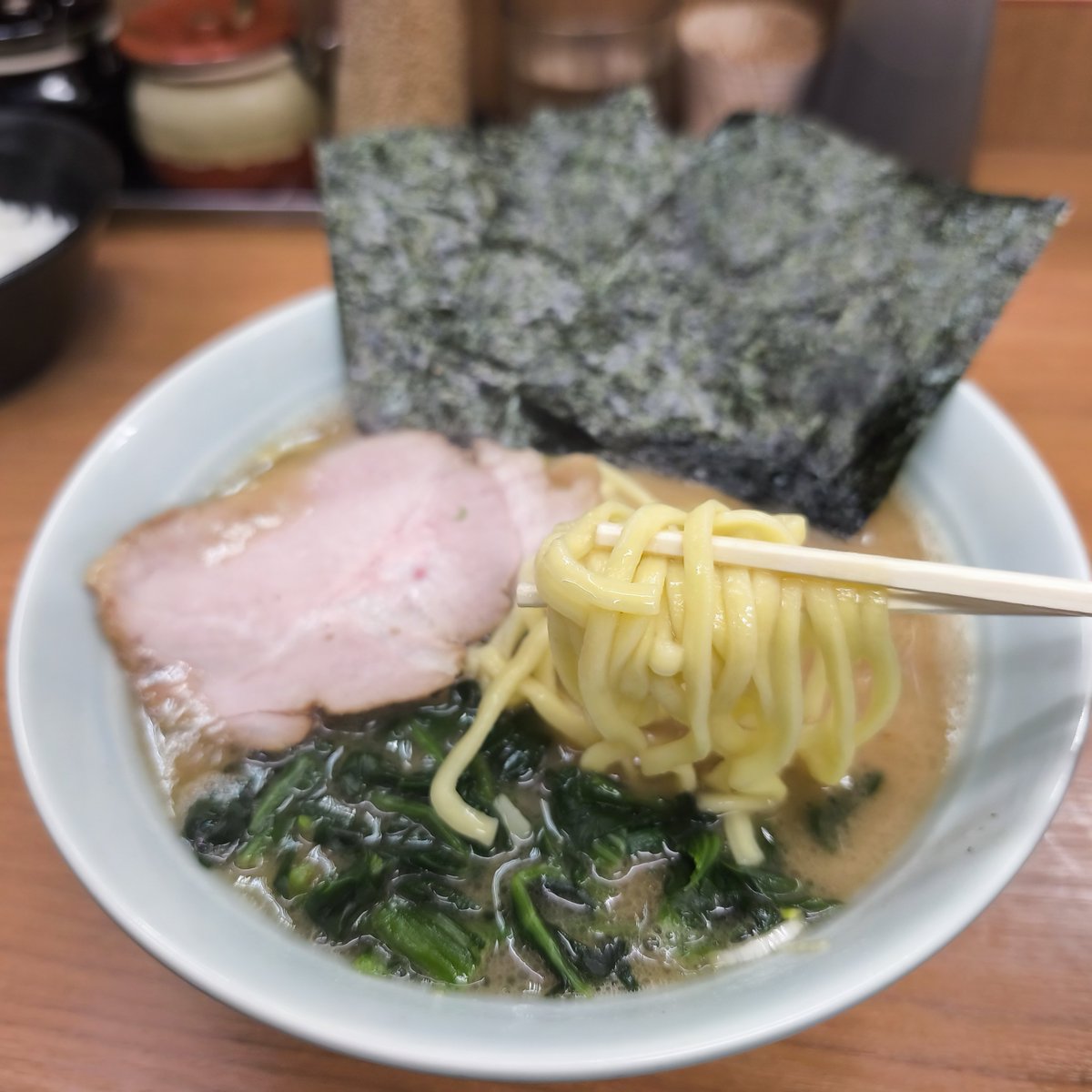 ttk_infomation's tweet photo. 横浜らーめん 若武者(分倍河原)

初訪問

マイルドよりの家系

私は家系のスープは
いつも残しますが
こちらのお店は完飲😋

かなりタイプなお店です😘

従業員さん達の
活発な接客も良き👍

042-334-5210
東京都府中市片町2-20-13 
https://t.co/5ZLv9jlHY9 https://t.co/yRYKooB0YV