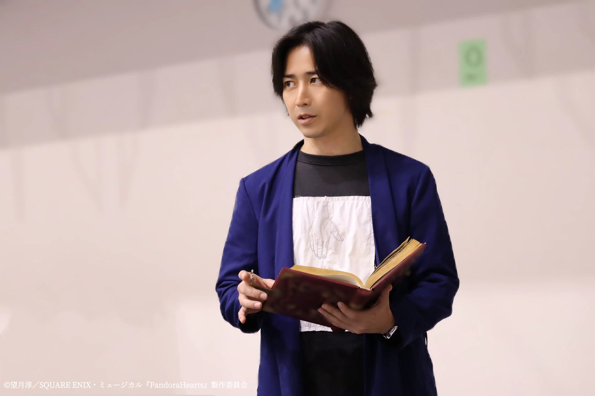 mpandorahearts's tweet photo. ♰───────────────♰
　　 #パンミュ 日誌
♰───────────────♰

シーン稽古進行中📕
オズ達は100年前の惨劇について情報を得るため、バルマのもとへ。
翻弄されるレイムの表情にもご注目👓

🎟️チケット一般販売中
https://t.co/1vKU6PkUZt https://t.co/kveXr0NStI