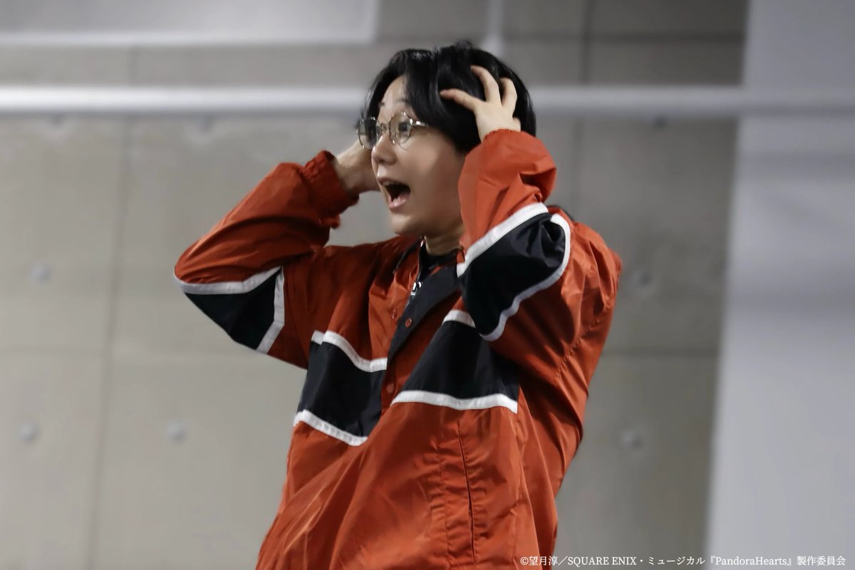 mpandorahearts's tweet photo. ♰───────────────♰
　　 #パンミュ 日誌
♰───────────────♰

シーン稽古進行中📕
オズ達は100年前の惨劇について情報を得るため、バルマのもとへ。
翻弄されるレイムの表情にもご注目👓

🎟️チケット一般販売中
https://t.co/1vKU6PkUZt https://t.co/kveXr0NStI