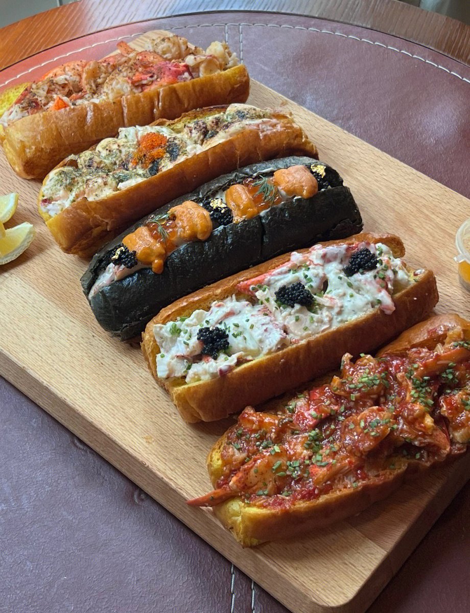 youni233196's tweet photo. Just discovered this mouthwatering miso butter lobster roll at a tiny Tokyo spot—umami overload in every bite! https://t.co/MCmr2zrhPS