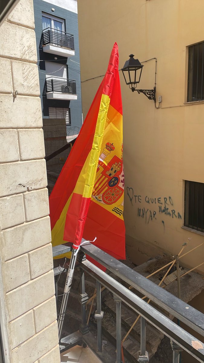 David86RCH's tweet photo. Ya decía yo que el palo de la fregona me iba a valer para algo https://t.co/t1PrvK0s48