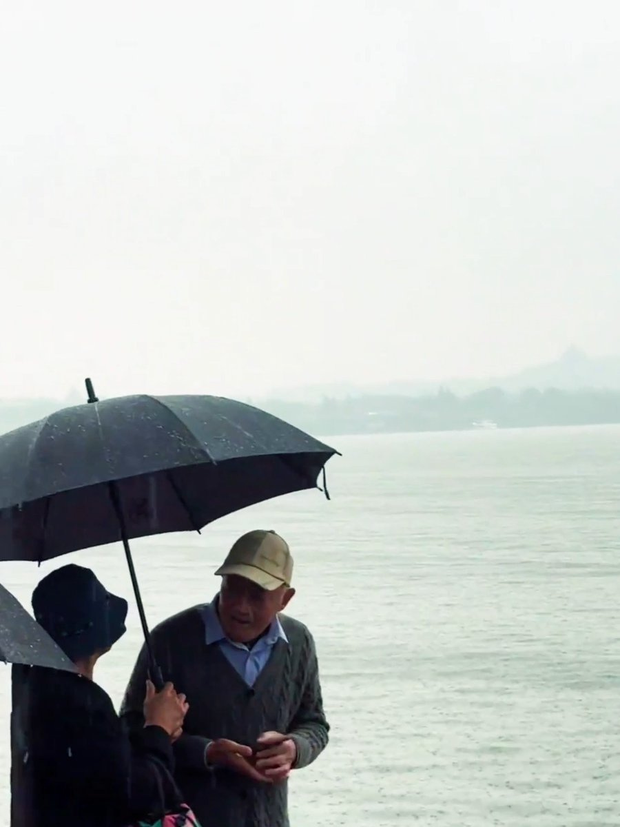 WildaPastovj's tweet photo. A stranger shared his umbrella with me in the sudden rain, and we laughed about getting our shoes wet together—small kind moments make ordinary days warm. https://t.co/ZAhRtfAK4w
