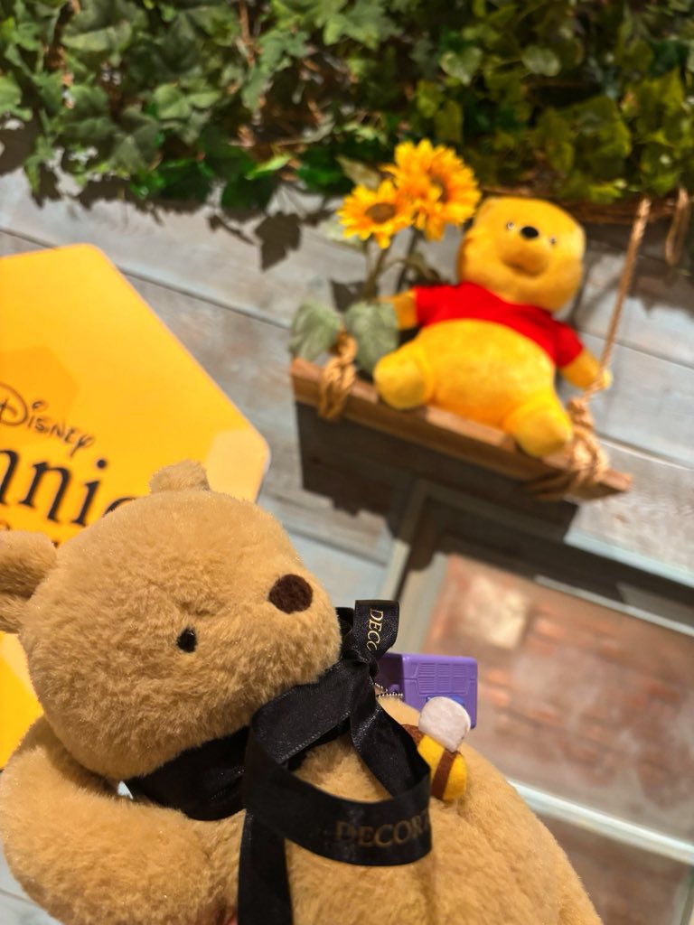 gaia1204's tweet photo. せっかく赤レンガ倉庫に来たんで、プーさんコラボカフェにお邪魔しました🧸
最初こそ気恥ずかしいとか思いましたが、もう途中から気にならないくらい癒しの空間でした！🍯
#プーさん #くまのプーさん #DisneyHARVESTMARKET #コラボカフェ2026 #プーさんイベント2026 #プーさん #ディズニー #ディズニーハーベストマーケット #横浜赤レンガ倉庫店 #Disney #Pooh