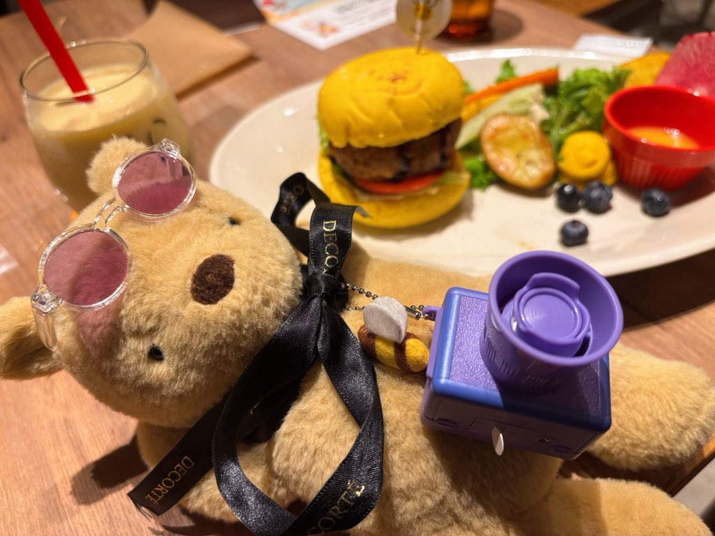 gaia1204's tweet photo. せっかく赤レンガ倉庫に来たんで、プーさんコラボカフェにお邪魔しました🧸
最初こそ気恥ずかしいとか思いましたが、もう途中から気にならないくらい癒しの空間でした！🍯
#プーさん #くまのプーさん #DisneyHARVESTMARKET #コラボカフェ2026 #プーさんイベント2026 #プーさん #ディズニー #ディズニーハーベストマーケット #横浜赤レンガ倉庫店 #Disney #Pooh