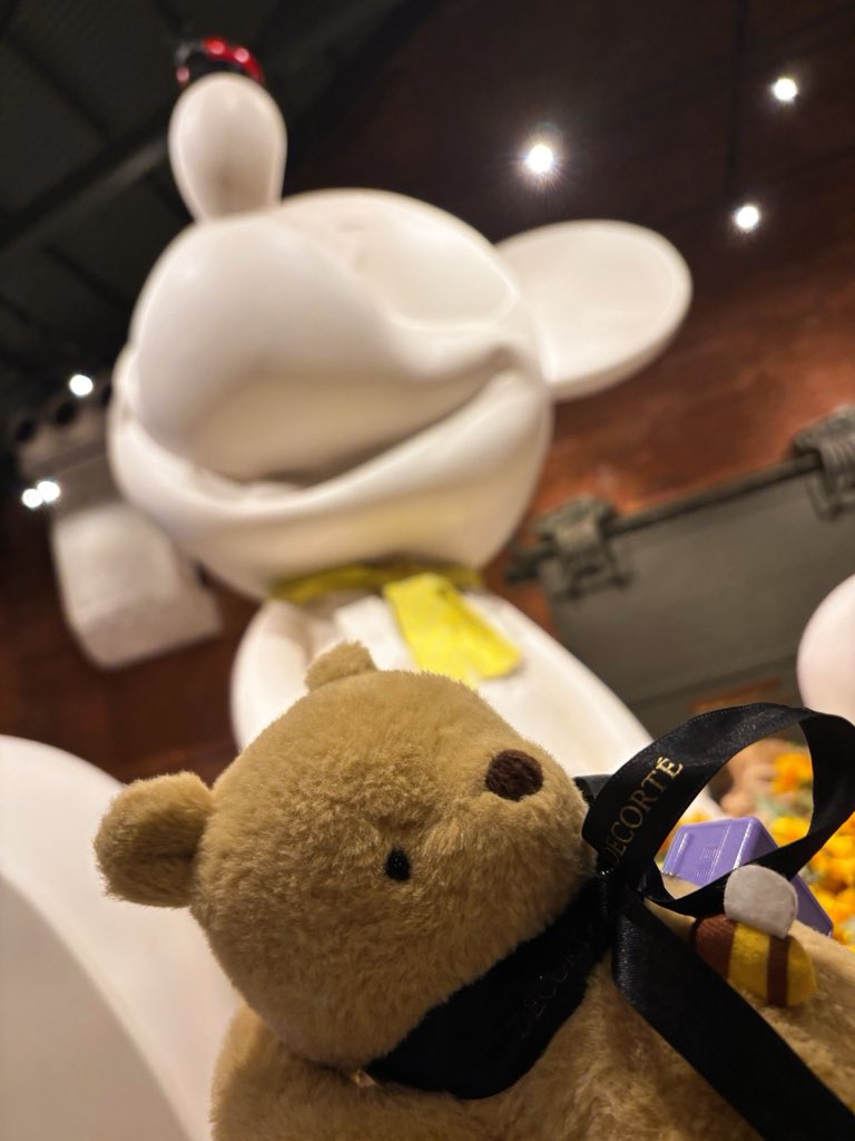 gaia1204's tweet photo. せっかく赤レンガ倉庫に来たんで、プーさんコラボカフェにお邪魔しました🧸
最初こそ気恥ずかしいとか思いましたが、もう途中から気にならないくらい癒しの空間でした！🍯
#プーさん #くまのプーさん #DisneyHARVESTMARKET #コラボカフェ2026 #プーさんイベント2026 #プーさん #ディズニー #ディズニーハーベストマーケット #横浜赤レンガ倉庫店 #Disney #Pooh