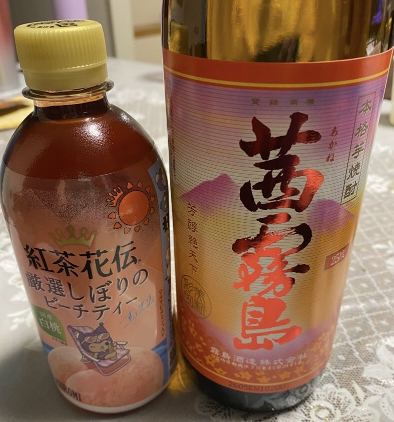 imparfait128's tweet photo. 最近にじバラを見始めて、黒バラ好きだった嫁さんが大ハマりしてるんだけど、その中で紹介されてた茜霧島とピーチティーが気になって買ってきた。 https://t.co/UXeS5OJqVR