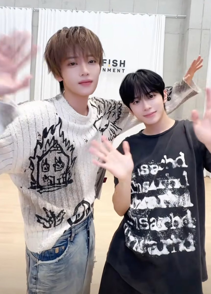 NAN9EE's tweet photo. 근데 아직도 어깨동무를 못 함? 
손이 진짜 어디갈줄을 모르네 너무 웃겨요 https://t.co/zgaEvZwuPm