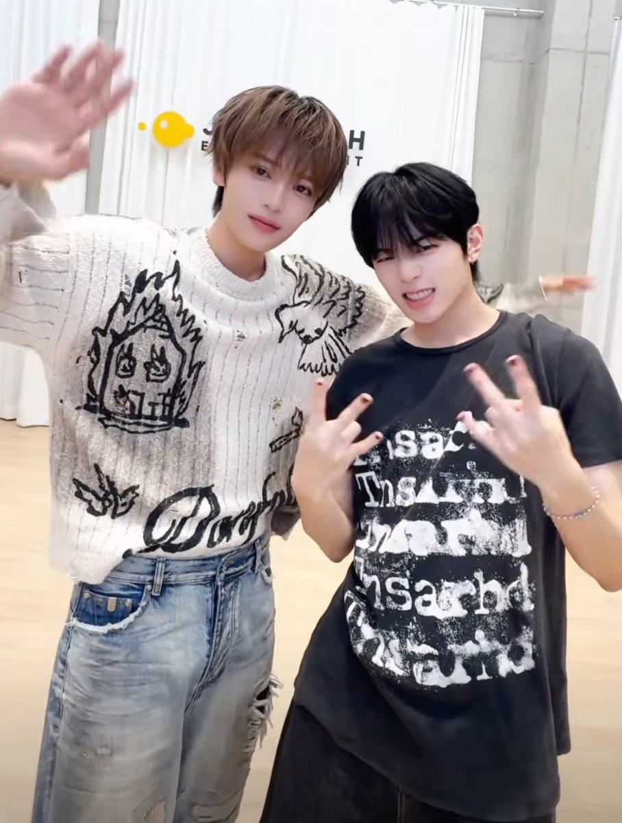 NAN9EE's tweet photo. 근데 아직도 어깨동무를 못 함? 
손이 진짜 어디갈줄을 모르네 너무 웃겨요 https://t.co/zgaEvZwuPm