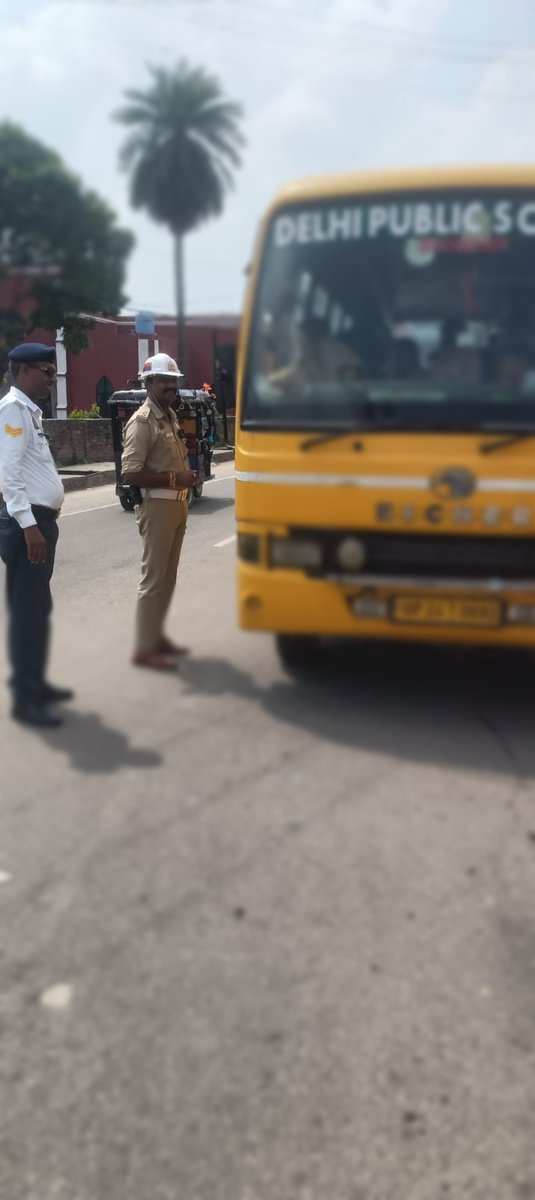 Budauntraffic's tweet photo. मुख्यालय महिला एवं बाल सुरक्षा संगठन, उ0प्र0, लखनऊ द्वारा स्कूल / कॉलेजों में बच्चों / छात्र / छात्राओं को लाने / ले जाने वाले वाहनों के सत्यापन अभियान में @Budauntraffic  वाहनों को चेक किया गया वाहन चालक को आवश्यक दिशा निर्देश एंव प्रभावी प्रवर्तन की कार्यवाही की गयी । https://t.co/bB31RADI9i