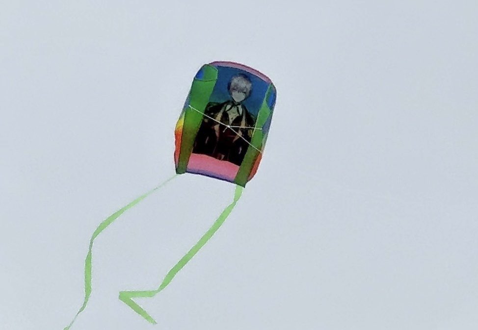morimotoshoji's tweet photo. 「推しを空に放つのが夢で、推しをくくりつけた凧を揚げたいが、1人だと恥ずかしいので見守っててほしい」との依頼。海辺の公園にて、推しているVtuberのあおそらさんを虹色の凧にくくりつけ空高く揚げてた。大きく羽ばたいていってほしいという願掛けらしい。ひとしきり羽ばたかせ��あと、「夢がひとつ叶いました」と満足げだった。いろんな推し活があるな。
