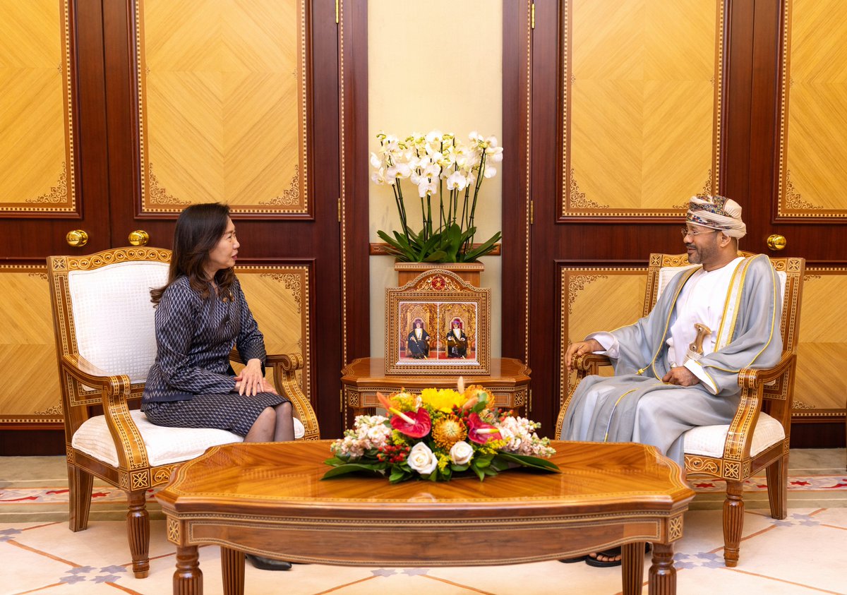 FMofOman's tweet photo. 📸 | استقبل معالي السيد بدر بن حمد بن حمود البوسعيدي @badralbusaidi وزير الخارجية صباح اليوم، سعادة واروني بان-كراجانغ، سفيرة مملكة تايلاند المعتمدة لدى سلطنة عُمان، وذلك للتوديع بمناسبة انتهاء فترة عملها.

وقد ثمن معالي السيد الوزير  الجهود التي بذلتها سعادة السفيرة في تعزيز العلاقات الثنائية بين البلدين الصديقين، متمنياً لها دوام التوفيق والنجاح في مهامها المقبلة.

حضر المناسبة سعادة السفير نجيب بن يحيى البلوشي رئيس دائرة المراسم، والسفير الشيخ عبدالعزيز بن محمد الحوسني رئيس دائرة آسيا والباسيفك، وعدد من المسؤولين من الجانبين.
