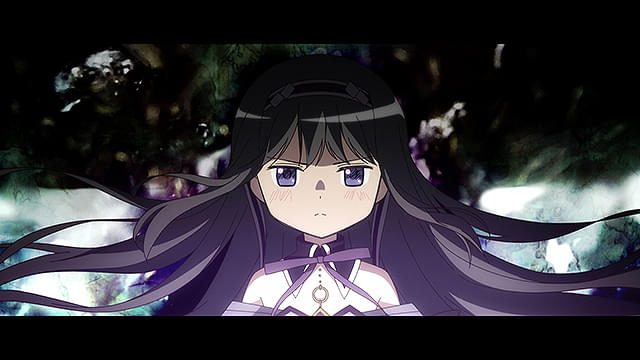Kikuhiko_Suzuki's tweet photo. 『劇場版 魔法少女まどか☆マギカ ワルプルギスの廻天』
⚠️ネタバレがあります｡

13年待って､ようやく答え合わせが始まるのかと思ったら､むしろ問題用紙を三枚追加で渡された｡公開直後にはそう書きました｡そしてネタバレ解禁｡あらためて考察を読み､設定を整理してみると､本作が何をやっていたのかは少しずつ見えてきます｡

まず大前提として､『叛逆の物語』の最後に暁美ほむらは､｢円環の理｣となったまどかから､人間としての鹿目まどかを引き剥がし､世界を書き換えました｡まどかはTV版で､すべての魔法少女を魔女になる運命から救うため､自分自身を宇宙法則に変えた｡世界全体にとっての｢正しさ｣を選んだわけです｡しかし､ほむらはそれを認めない｡世界が救われても､そこに鹿目まどか本人がいなければ意味がない｡｢そんな正しさより､私はまどか一人を選ぶ｣これが『叛逆』以降のほむらの行動原理です｡

『廻天』では､そのほむらの世界に｢名塚底根｣という新たな概念が持ち込まれる｡ここが初見では猛烈に分かりづらい｡円環の理が｢魔法少女を魔女になる前に救う仕組み｣なら､名塚底根は｢魔女になってしまっても､その少女が誰だったのかを残す仕組み｣です｡

かつて魔法少女は､ソウルジェムが穢れ切ると､名前も個性も失った｢呪い｣となっていた｡それを別の魔法少女が退治すれば､その少女が誰だったのかという痕跡すら残らない｡

そこで現れたのがマルグリートです｡
彼女もまた､すべての魔法少女を救いたかった｡最初は自分が他の魔法少女のソウルジェムの穢れを引き受けることで救っていた｡しかし､当然ながら一人で全員を救い続けることなどできない｡限界を迎えた彼女の想いから生まれたのが名塚底根だった｡

全員を救えない｡ならばせめて､｢この子が誰だったのか｣だけは残したい｡そうして絶望した魔法少女は､名前や個性を持つ｢魔女｣として残るようになった｡討伐されても､その存在は無かったことにはならない｡まどかは運命を救う｡マルグリートは記憶を救う｡｢救えないなら､せめて忘れない｣というわけです｡

ところが皮肉なことに､マルグリート自身は名塚底根が成立する以前に個を失っていた無数の呪いを抱え込み､やがて自分自身が何者だったのかを失ってしまう｡みんなの名前を残そうとした少女だけが､自分の名前を忘れた｡

その集合的な存在がワルプルギスの夜へとつながり､本作ではほむらと同じ顔をしたワスとして現れる｡ワスがまどかを｢マルグリート｣と呼ぶのも､実は自分自身の失われた名前を､救済者であるまどかへ投影していると考えると腑に落ちます｡

一方､ほむらは自分の世界を維持するため､｢トカゲさん電話｣まで運用している｡普通の少女に一時的に魔法の力を貸し､魔獣を倒したら日常へ返す｡いわばレンタル魔法少女です｡キュゥべえのように魂をソウルジェムへ変えて一生戦わせるよりは､よほどマシでしょう｡でも結局､何がその少女のためなのかを決めているのはほむらなんですよね｡相手を救いたい｡ただし､救われ方を選ぶ権利までは相手に渡さない｡これは､ほむらがまどかに対してずっとやってきたことでもあります｡

だから本作の本当の決着は､ワルプルギスの夜を倒すことでも､円環の理を復旧することでもない｡ほむらが､まどか自身の選択を受け入れられるかどうかです｡終盤､ほむらは仲間たちに背中を押され､新たな悪魔の姿となって､円環の理へ戻ろうとするまどかをもう一度取り戻そうとする｡

ここまではいつものほむら｡しかし最後は違う｡まどかはほむらを｢最高の友達｣と呼び､その傍らから姿を消す｡以前のほむらなら､まどかを失えば時間を戻す｡世界を書き換える｡何度でも取り戻す｡今回は､それをしない｡失いたくない｡それでも､相手の選択を認める｡ほむらはまどかを愛さなくなったわけではない｡執着が消えたわけでもない｡

どこまでも､ほむらはほむらだった｡ただ､愛することと所有することは同じではないと､ようやく理解した｡TV版では､まどかが世界を選んだ｡『叛逆』では､ほむらがまどかを選んだ｡そして『廻天』では､相手に選ばせることを覚えた｡

一回観ただけでは､そりゃ分かりません｡円環の理､名塚底根､マルグリート､ワス､ワルプルギスの夜､セルマ､トカゲさん電話｡設定の洪水です｡でも一つずつほどいていくと､最後に残るのは意外と単純な話でした｡｢大切な人を救うこと｣と､｢大切な人の人生を自分で決めること｣は違う｡13年かけて､暁美ほむらはようやくそこまで辿り着いた｡

そう考えると『ワルプルギスの廻天』は､宇宙の話をしているようで､最後まで一人の少女の愛し方についての物語だったのだと思います｡