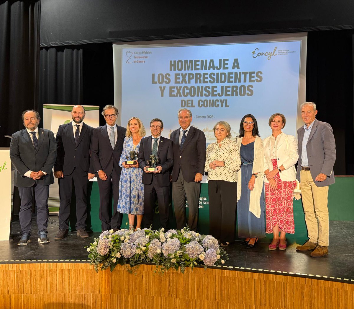 cofBurgos's tweet photo. El homenaje que el - Consejo de Colegios Profesionales de Farmacéuticos ha brindado a expresidentes y exconsejeros de la Organización Farmacéutica Colegial en Castilla y León.
#Concyl #Farmacéuticos #COFBurgos #EscuelasRuralesDeSalud #CompromisoFarmacéutico https://t.co/smkJv6gzDQ