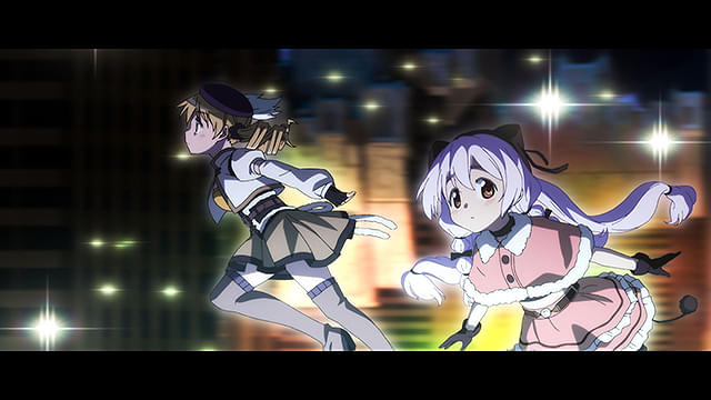 Kikuhiko_Suzuki's tweet photo. 『劇場版 魔法少女まどか☆マギカ ワルプルギスの廻天』
⚠️ネタバレがあります｡

13年待って､ようやく答え合わせが始まるのかと思ったら､むしろ問題用紙を三枚追加で渡された｡公開直後にはそう書きました｡そしてネタバレ解禁｡あらためて考察を読み､設定を整理してみると､本作が何をやっていたのかは少しずつ見えてきます｡

まず大前提として､『叛逆の物語』の最後に暁美ほむらは､｢円環の理｣となったまどかから､人間としての鹿目まどかを引き剥がし､世界を書き換えました｡まどかはTV版で､すべての魔法少女を魔女になる運命から救うため､自分自身を宇宙法則に変えた｡世界全体にとっての｢正しさ｣を選んだわけです｡しかし､ほむらはそれを認めない｡世界が救われても､そこに鹿目まどか本人がいなければ意味がない｡｢そんな正しさより､私はまどか一人を選ぶ｣これが『叛逆』以降のほむらの行動原理です｡

『廻天』では､そのほむらの世界に｢名塚底根｣という新たな概念が持ち込まれる｡ここが初見では猛烈に分かりづらい｡円環の理が｢魔法少女を魔女になる前に救う仕組み｣なら､名塚底根は｢魔女になってしまっても､その少女が誰だったのかを残す仕組み｣です｡

かつて魔法少女は､ソウルジェムが穢れ切ると､名前も個性も失った｢呪い｣となっていた｡それを別の魔法少女が退治すれば､その少女が誰だったのかという痕跡すら残らない｡

そこで現れたのがマルグリートです｡
彼女もまた､すべての魔法少女を救いたかった｡最初は自分が他の魔法少女のソウルジェムの穢れを引き受けることで救っていた｡しかし､当然ながら一人で全員を救い続けることなどできない｡限界を迎えた彼女の想いから生まれたのが名塚底根だった｡

全員を救えない｡ならばせめて､｢この子が誰だったのか｣だけは残したい｡そうして絶望した魔法少女は､名前や個性を持つ｢魔女｣として残るようになった｡討伐されても､その存在は無かったことにはならない｡まどかは運命を救う｡マルグリートは記憶を救う｡｢救えないなら､せめて忘れない｣というわけです｡

ところが皮肉なことに､マルグリート自身は名塚底根が成立する以前に個を失っていた無数の呪いを抱え込み､やがて自分自身が何者だったのかを失ってしまう｡みんなの名前を残そうとした少女だけが､自分の名前を忘れた｡

その集合的な存在がワルプルギスの夜へとつながり､本作ではほむらと同じ顔をしたワスとして現れる｡ワスがまどかを｢マルグリート｣と呼ぶのも､実は自分自身の失われた名前を､救済者であるまどかへ投影していると考えると腑に落ちます｡

一方､ほむらは自分の世界を維持するため､｢トカゲさん電話｣まで運用している｡普通の少女に一時的に魔法の力を貸し､魔獣を倒したら日常へ返す｡いわばレンタル魔法少女です｡キュゥべえのように魂をソウルジェムへ変えて一生戦わせるよりは､よほどマシでしょう｡でも結局､何がその少女のためなのかを決めているのはほむらなんですよね｡相手を救いたい｡ただし､救われ方を選ぶ権利までは相手に渡さない｡これは､ほむらがまどかに対してずっとやってきたことでもあります｡

だから本作の本当の決着は､ワルプルギスの夜を倒すことでも､円環の理を復旧することでもない｡ほむらが､まどか自身の選択を受け入れられるかどうかです｡終盤､ほむらは仲間たちに背中を押され､新たな悪魔の姿となって､円環の理へ戻ろうとするまどかをもう一度取り戻そうとする｡

ここまではいつものほむら｡しかし最後は違う｡まどかはほむらを｢最高の友達｣と呼び､その傍らから姿を消す｡以前のほむらなら､まどかを失えば時間を戻す｡世界を書き換える｡何度でも取り戻す｡今回は､それをしない｡失いたくない｡それでも､相手の選択を認める｡ほむらはまどかを愛さなくなったわけではない｡執着が消えたわけでもない｡

どこまでも､ほむらはほむらだった｡ただ､愛することと所有することは同じではないと､ようやく理解した｡TV版では､まどかが世界を選んだ｡『叛逆』では､ほむらがまどかを選んだ｡そして『廻天』では､相手に選ばせることを覚えた｡

一回観ただけでは､そりゃ分かりません｡円環の理､名塚底根､マルグリート､ワス､ワルプルギスの夜､セルマ､トカゲさん電話｡設定の洪水です｡でも一つずつほどいていくと､最後に残るのは意外と単純な話でした｡｢大切な人を救うこと｣と､｢大切な人の人生を自分で決めること｣は違う｡13年かけて､暁美ほむらはようやくそこまで辿り着いた｡

そう考えると『ワルプルギスの廻天』は､宇宙の話をしているようで､最後まで一人の少女の愛し方についての物語だったのだと思います｡