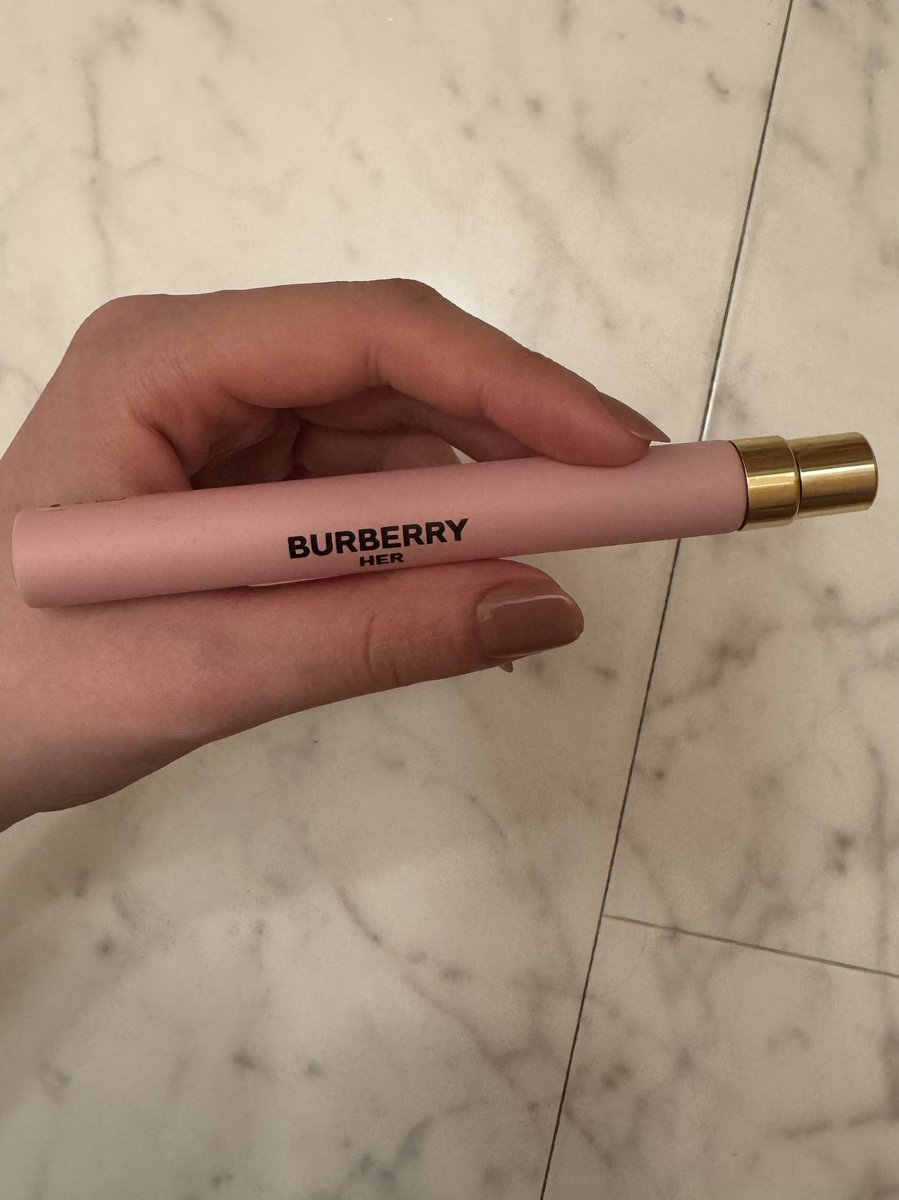 SnowManorang's tweet photo. こーじ君！！

#バーバリー（#Burberry）の
ブランドアンバサダー就任
おめでとうございます！！！

ロンドンに魂飛ばそう、、🇬🇧🧡

バーバリー ハー パルファム🍒🥛
ジョージにつけてたらお気に入りに

普段つけれないから
持ち歩き&amp;ポーチに匂いつけて
開けるたび幸せ感じてるよ🧡

#向井康二 https://t.co/1COwimjrMp