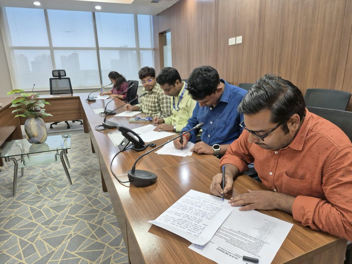 stpi_kolkata's tweet photo. एस.टी.पी.आई-कोलकाता में हिंदी पखवाड़ा-2026 के अंतर्गत आज 'हिन्दी में टिप्पणी लेखन' प्रतियोगिता का सफल आयोजन संपन्न हुआ। सभी अधिकारियों एवं कर्मचारियों ने उत्साह से भाग लिया। राजभाषा हिंदी के अधिकाधिक प्रयोग हेतु हम प्रतिबद्ध हैं। #HindiPakhwada2026 #STPIKolkata https://t.co/1XJ9ctrC7h